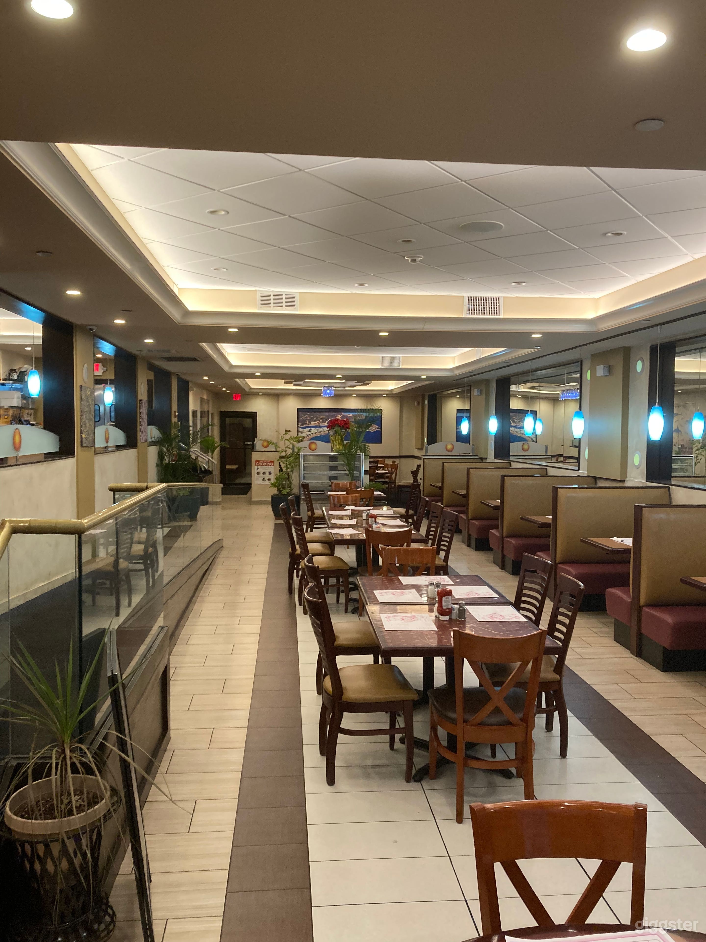 Spacious American Diner Photo 2