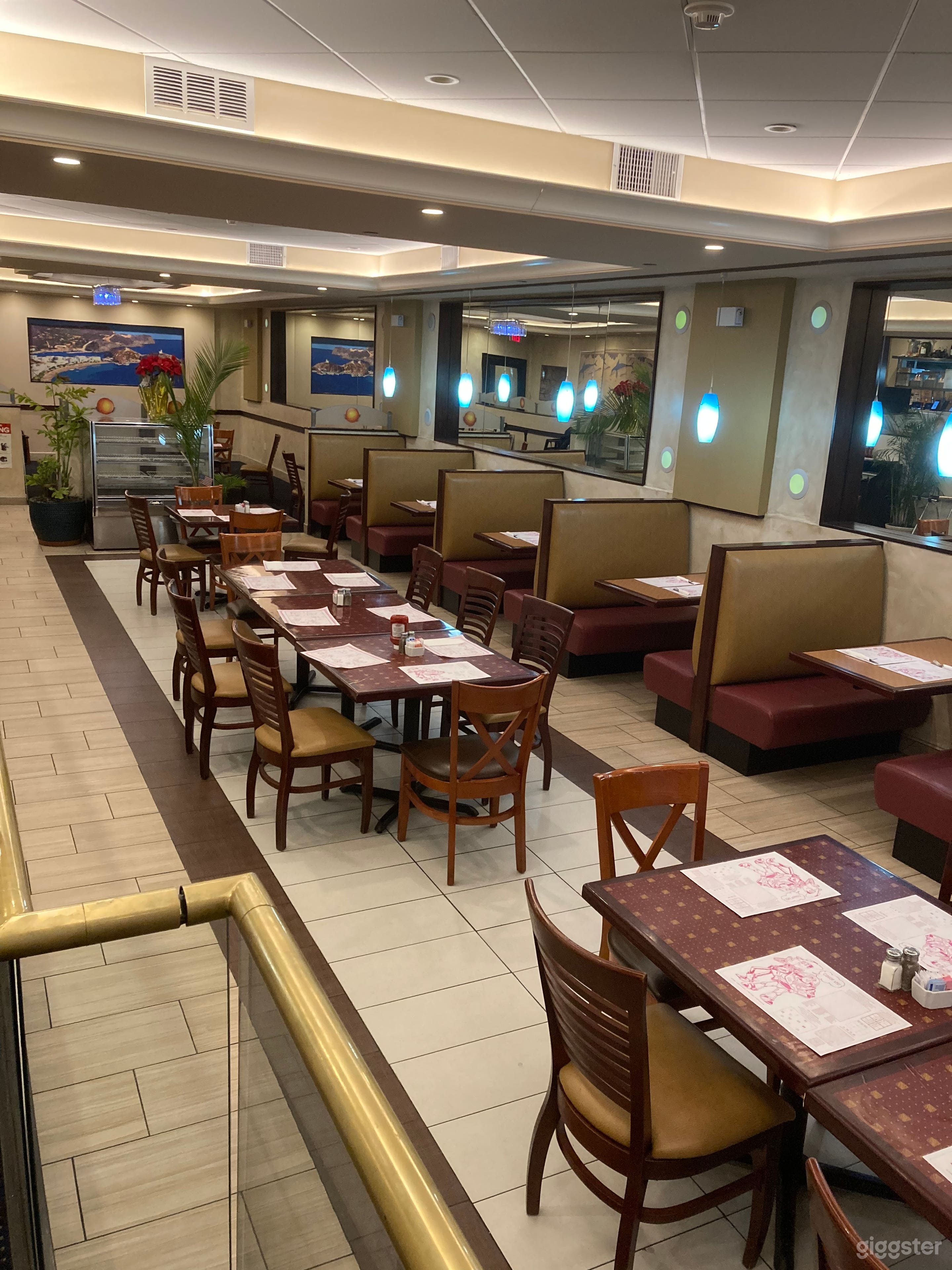 Spacious American Diner Photo 3