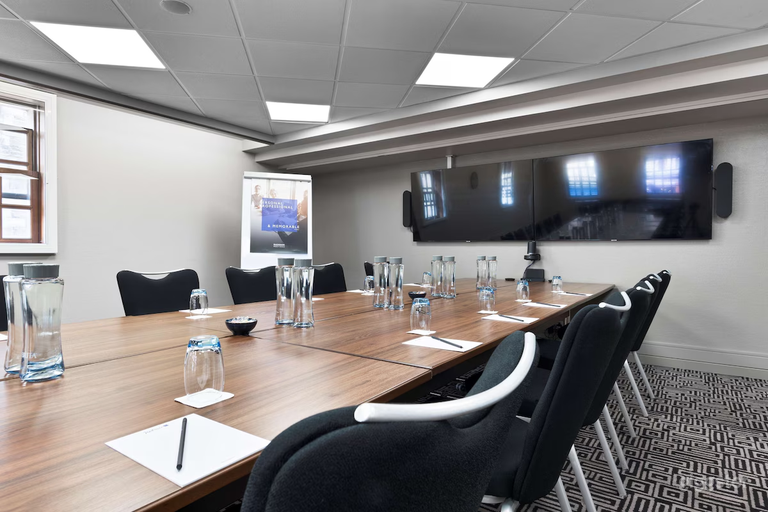  The Salisbury Room 