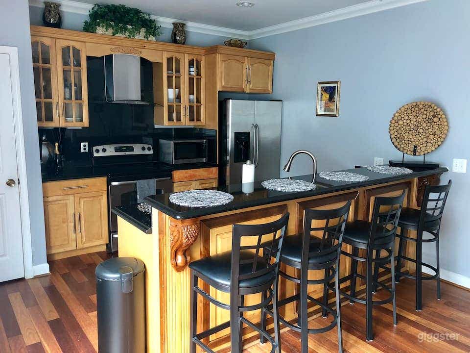 2bd Charmer w/ Rooftop Deck near Harbor &amp; Stadiums Photo 1