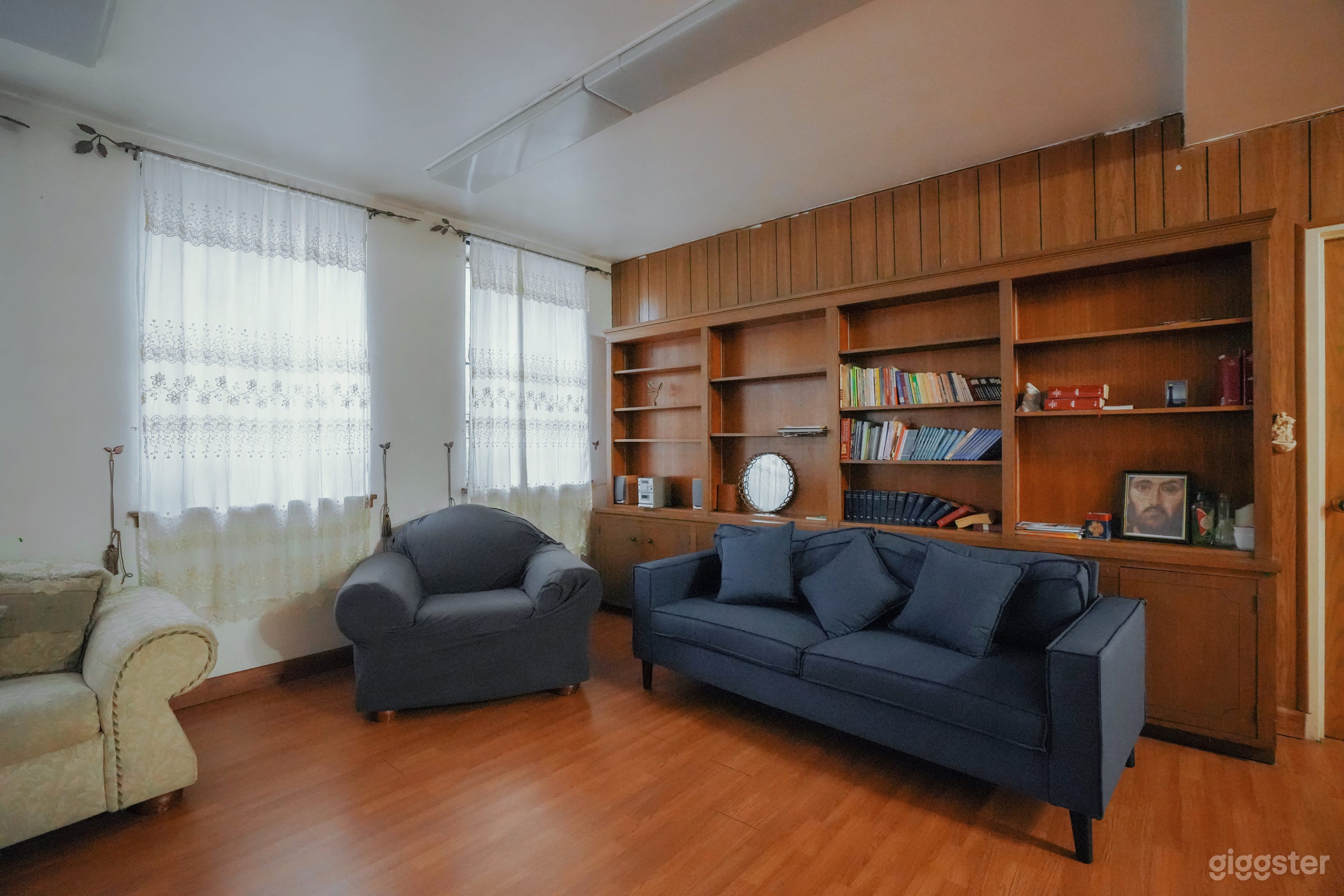 Retro Brooklyn School with Classrooms Photo 4