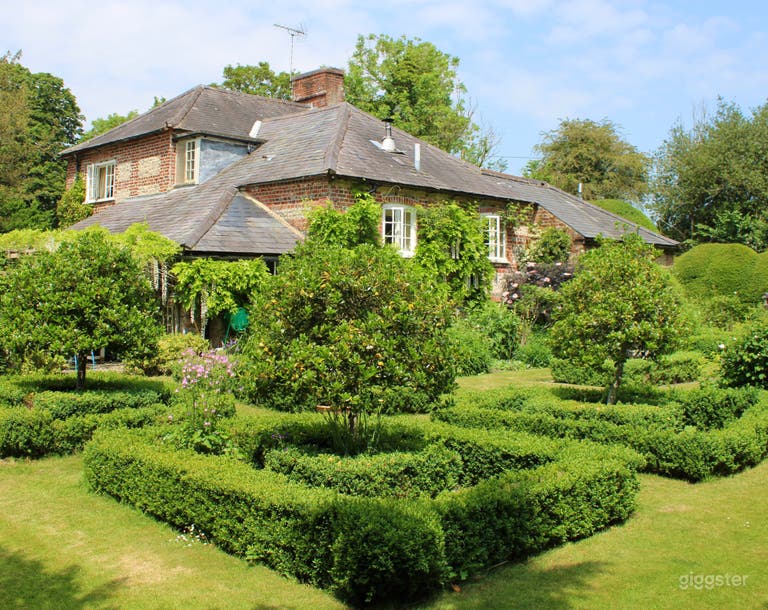  Country House With River Cabin and Formal Garden 