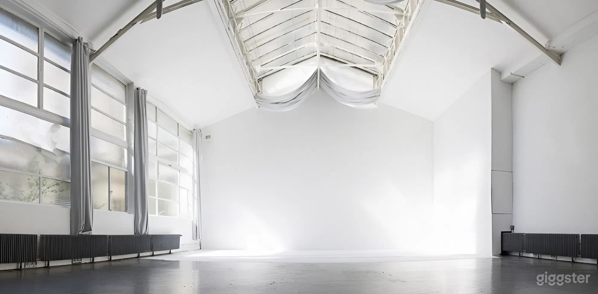 Photo de Studio photo à Paris avec lumière naturelle et rideaux occul 1