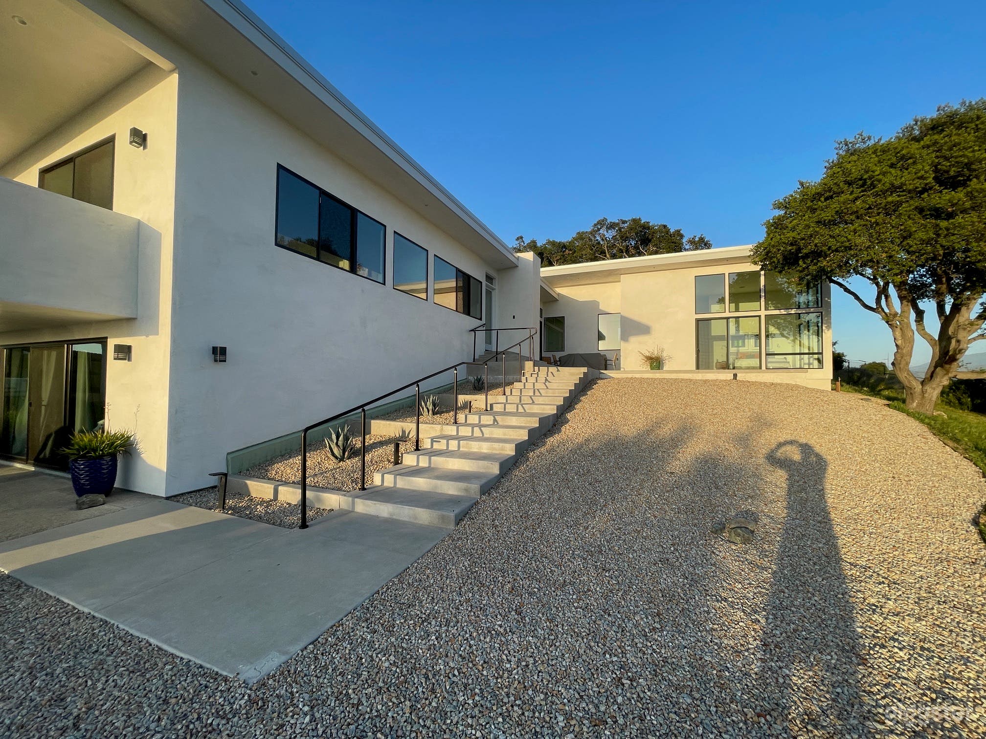 Amazing Modern Home with Scenic Oak Tree Views Photo 2