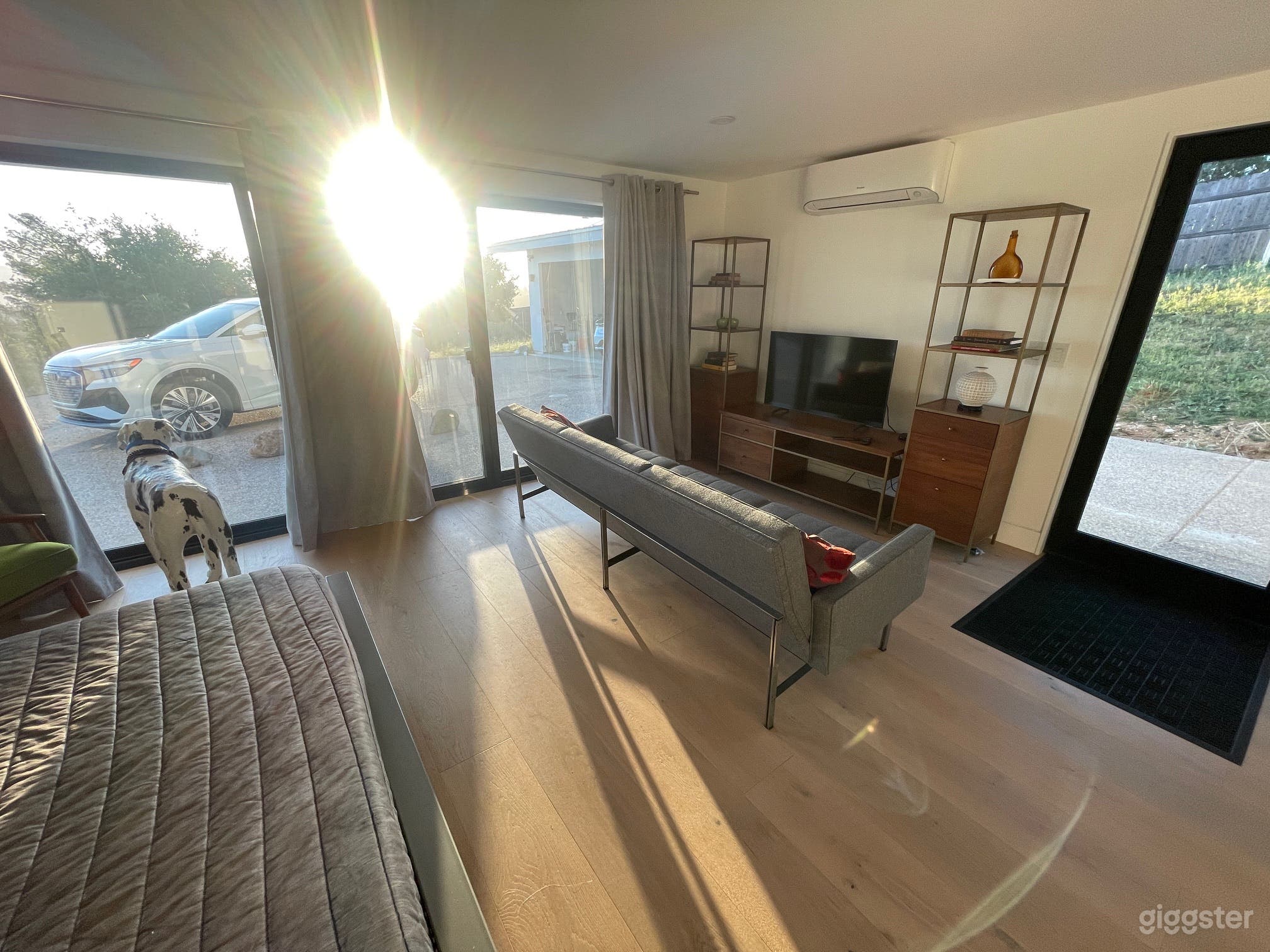 Amazing Modern Home with Scenic Oak Tree Views Photo 4