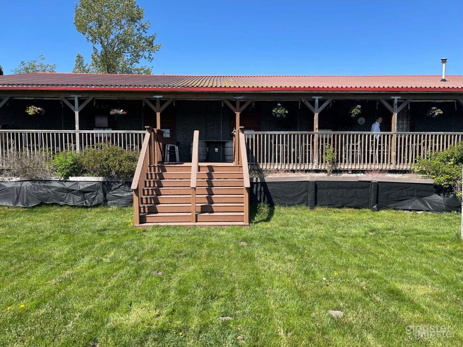 Patio Event Venue with a Beautiful Garden View Photo 3