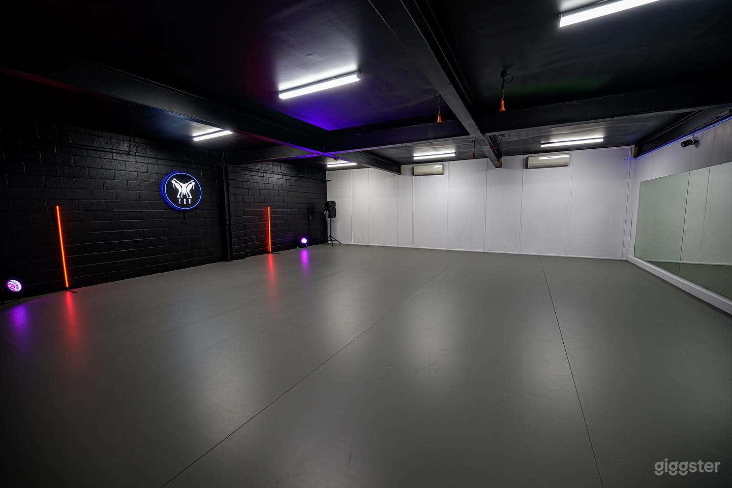 Black Vibe Studio 3 Photo 1