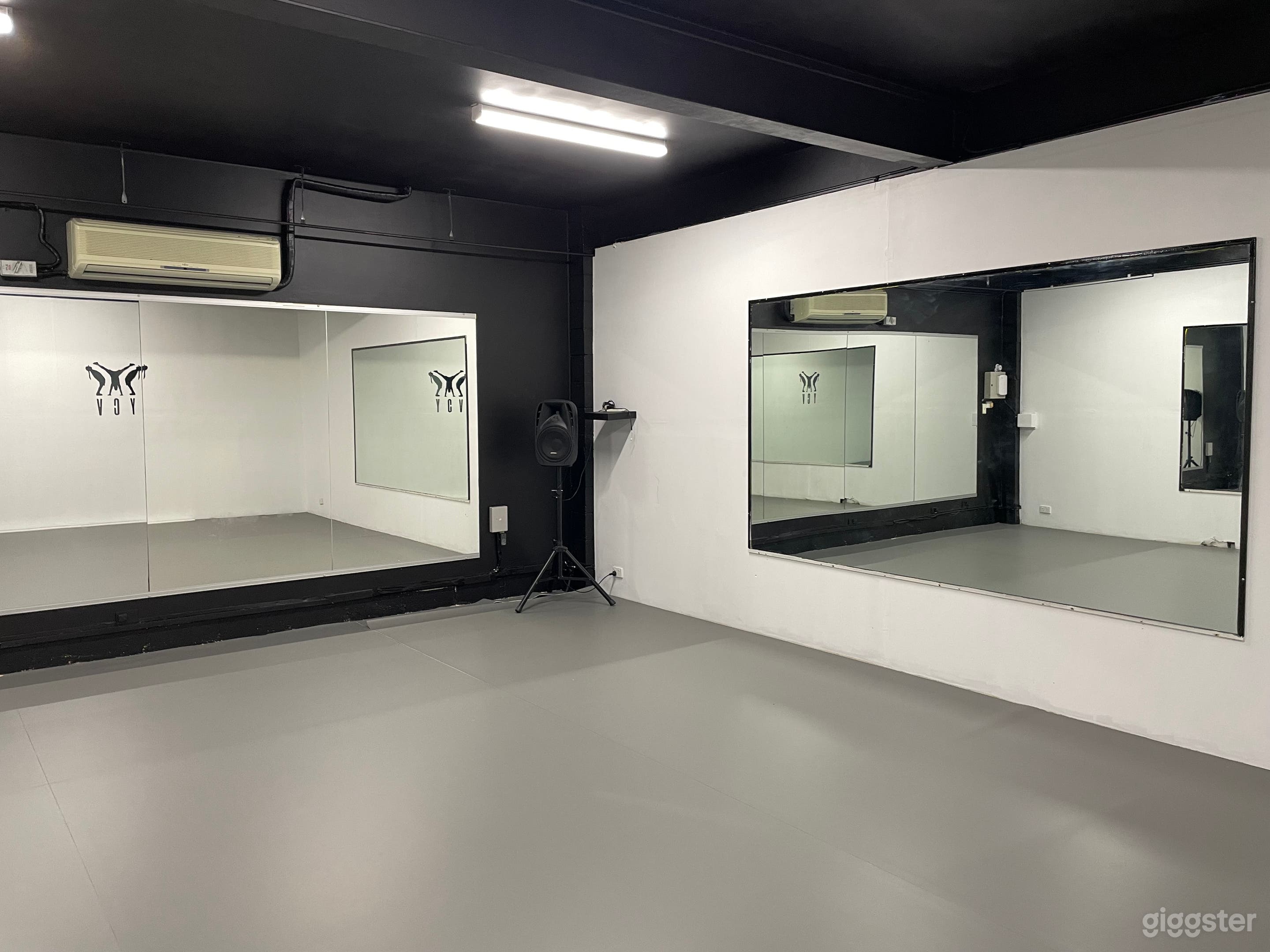 Black Vibe Studio 3 Photo 2