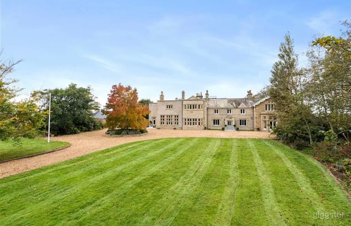 Historic Mansion in a Peaceful Setting Photo 2