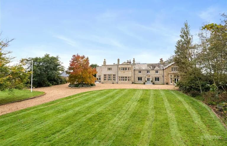  Historic Mansion in a Peaceful Setting 