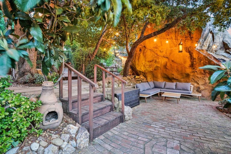  Patio Trasero con Cascada, Tinas al Aire Libre y Rocas Antiguas 