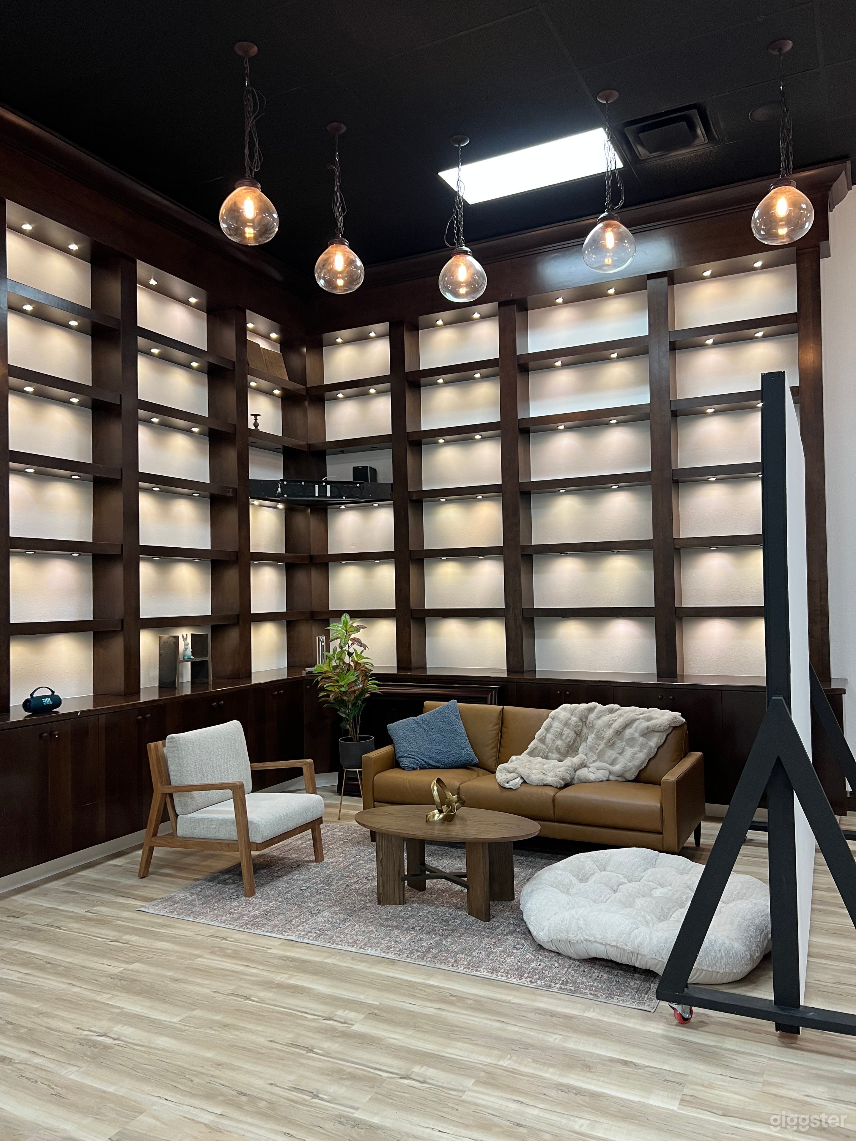 Photo & Video Studio with Cyc Wall & Sets Photo 3