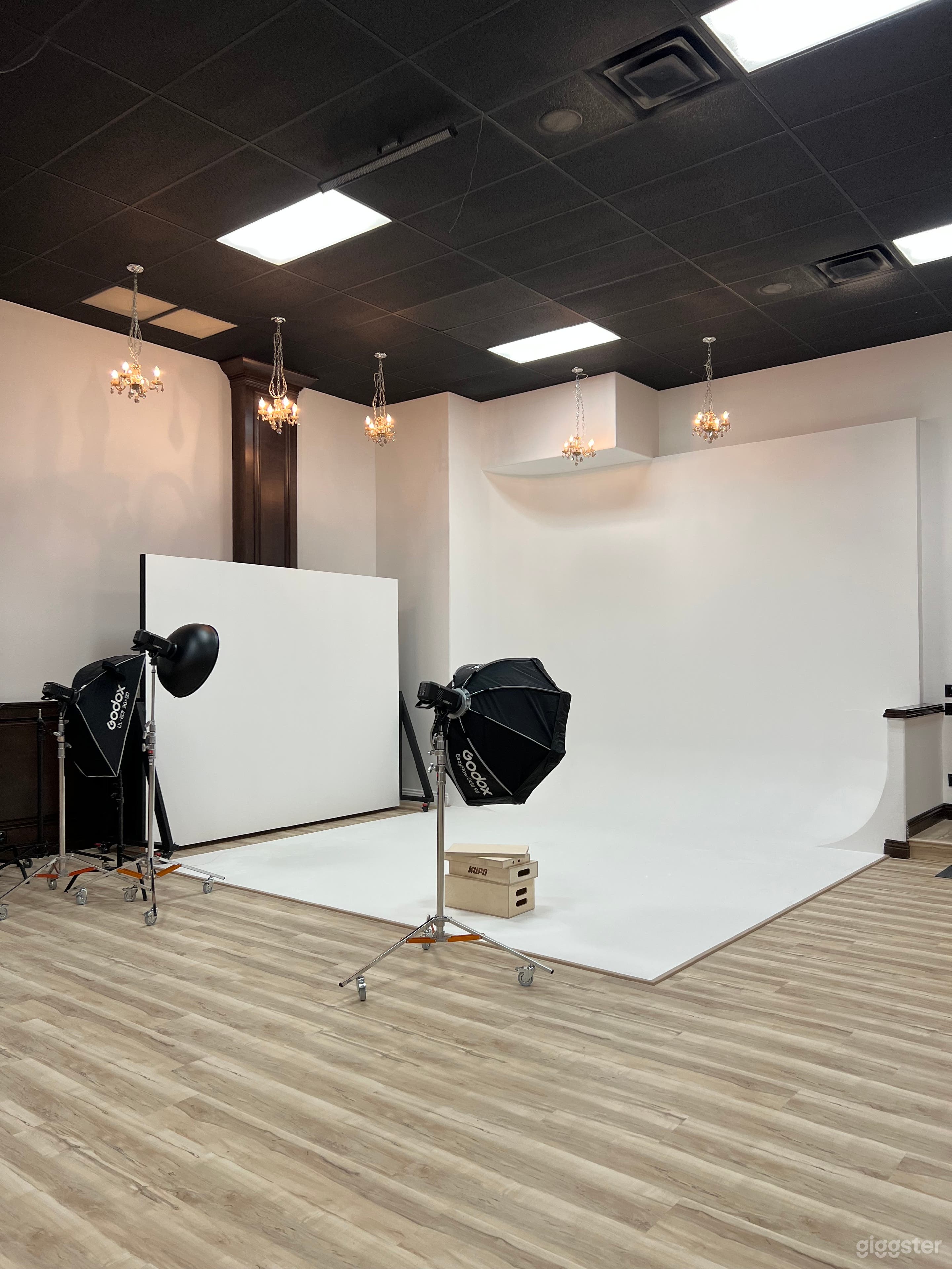 Photo & Video Studio with Cyc Wall & Sets Photo 2