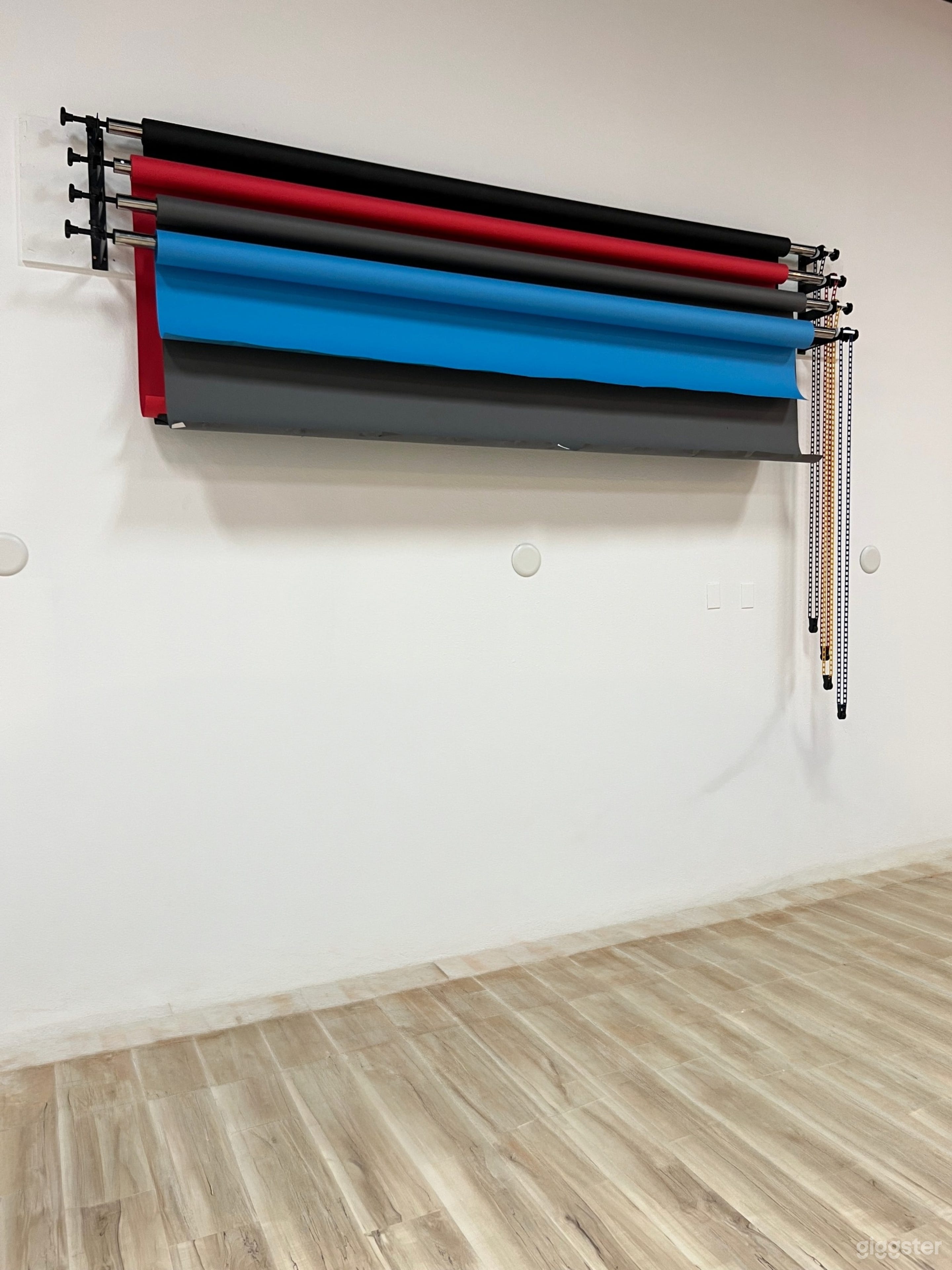 Photo & Video Studio with Cyc Wall & Sets Photo 4