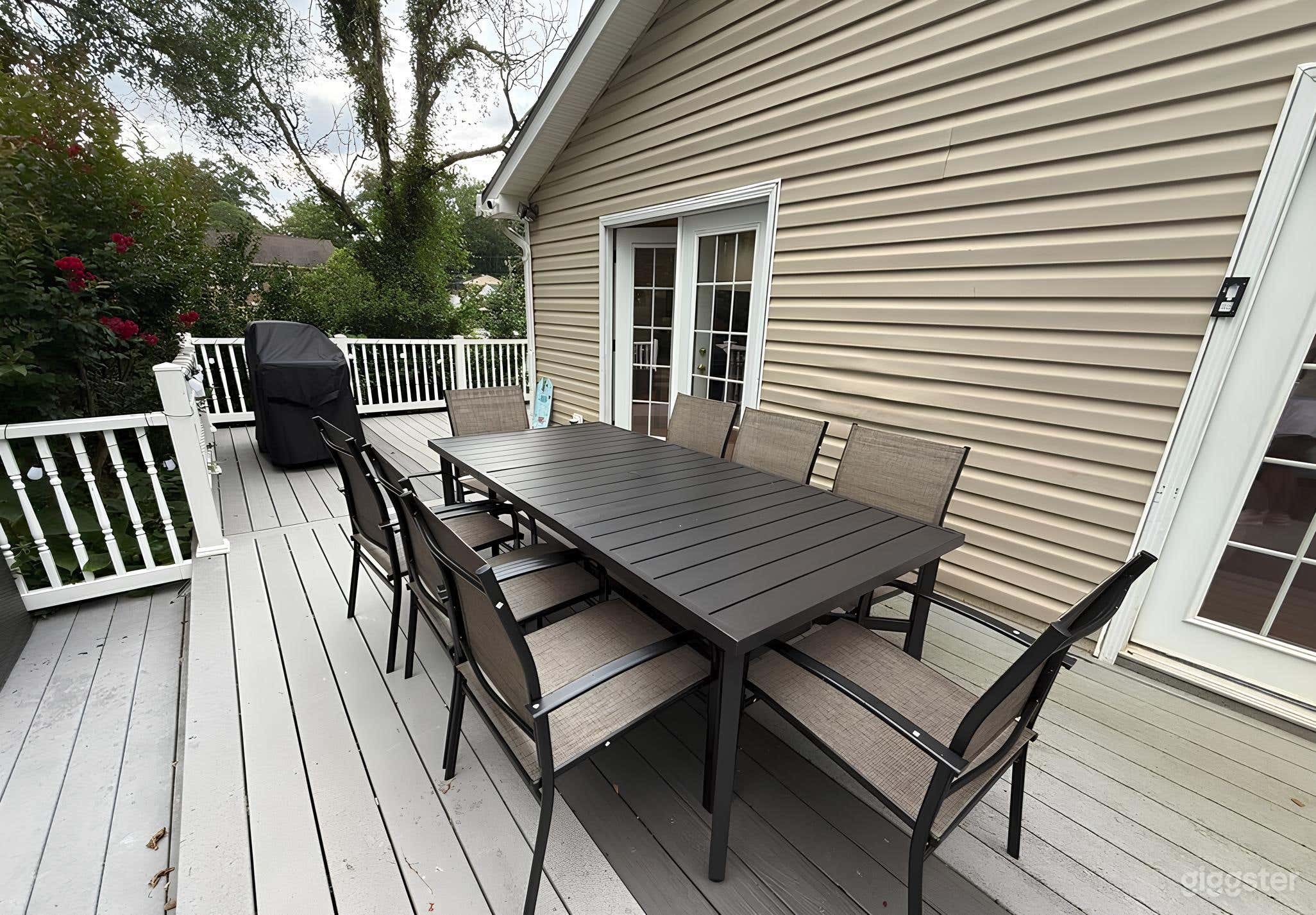 Large Backyard Event Space Photo 4