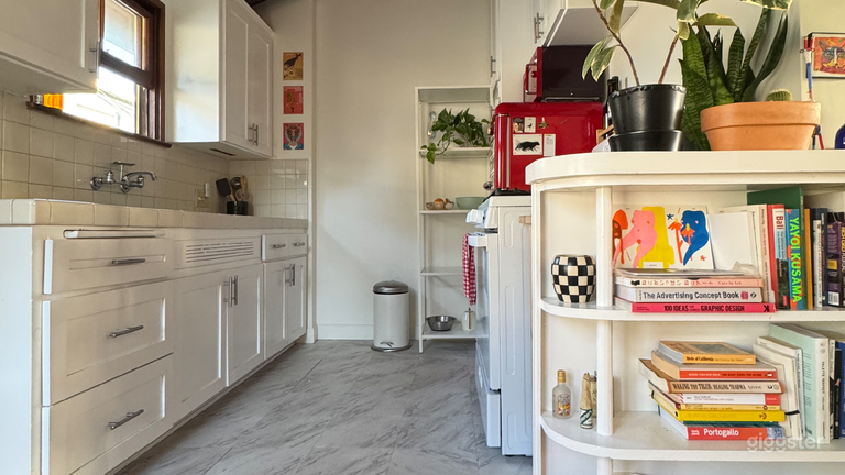  Midcentury Treehouse-Style Apartment in Santa Monica 