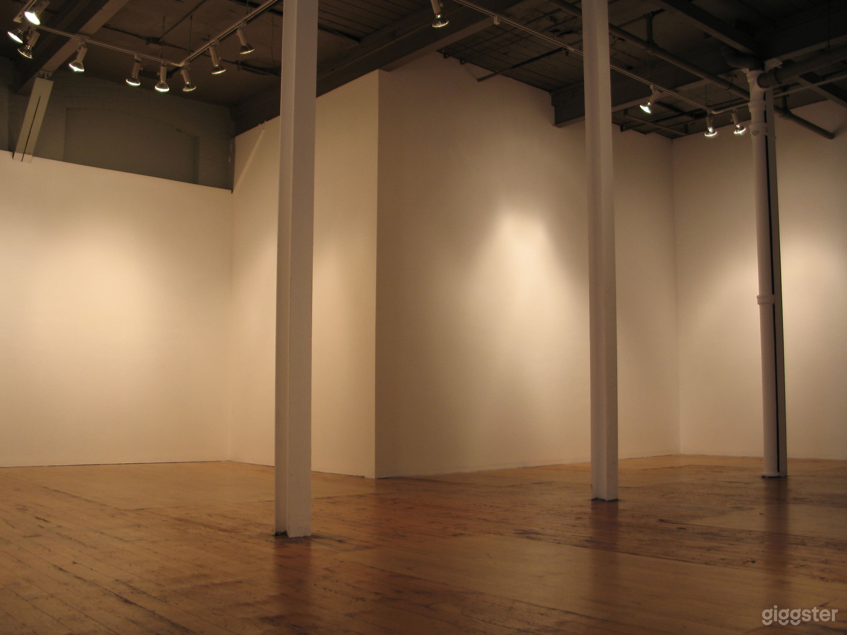 Empty Gallery 