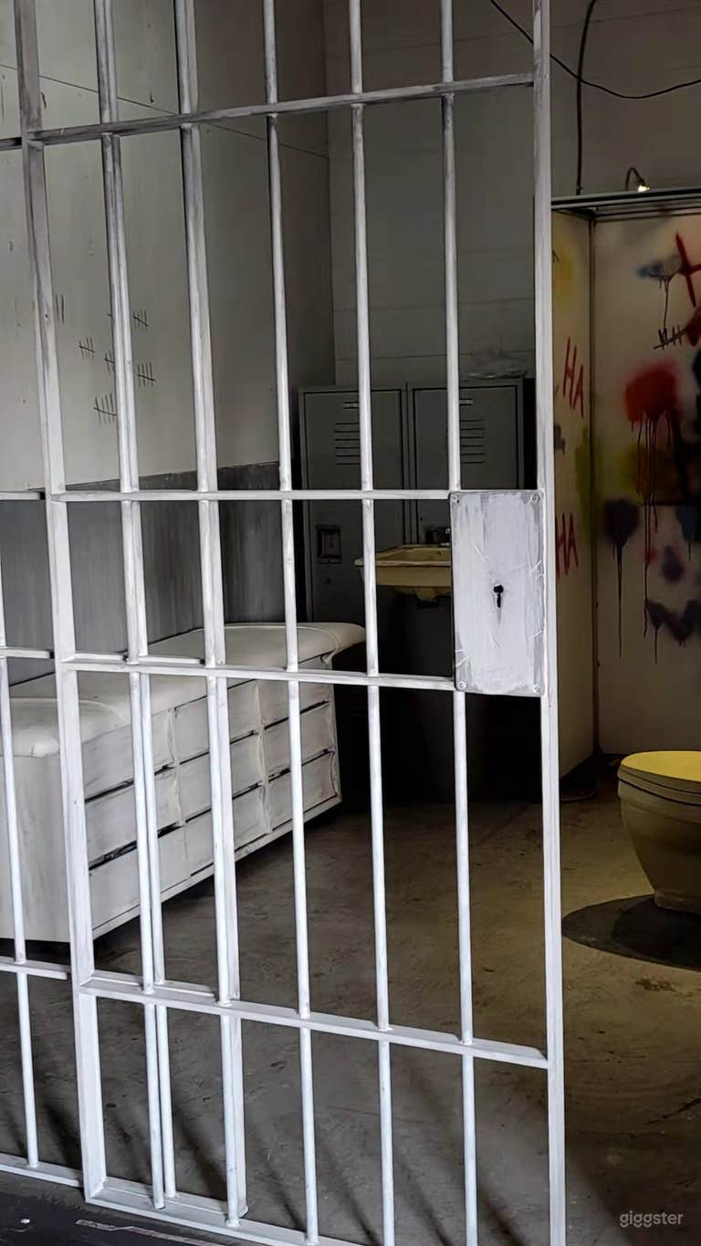  Derrière les barreaux : décor de cellule de prison avec accessoires 