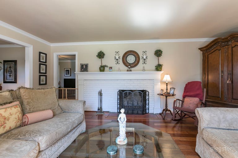  Large Americana House & Outdoor Basketball and Picklebal 