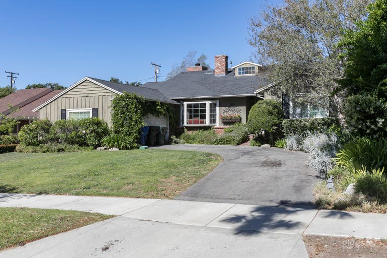  Large Americana House & Outdoor Basketball and Picklebal 