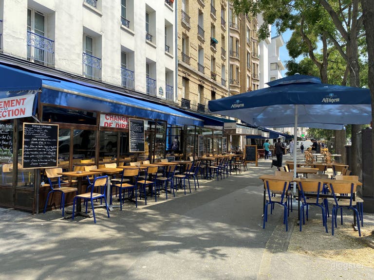  Authentisches Pariser Café und Terrasse 