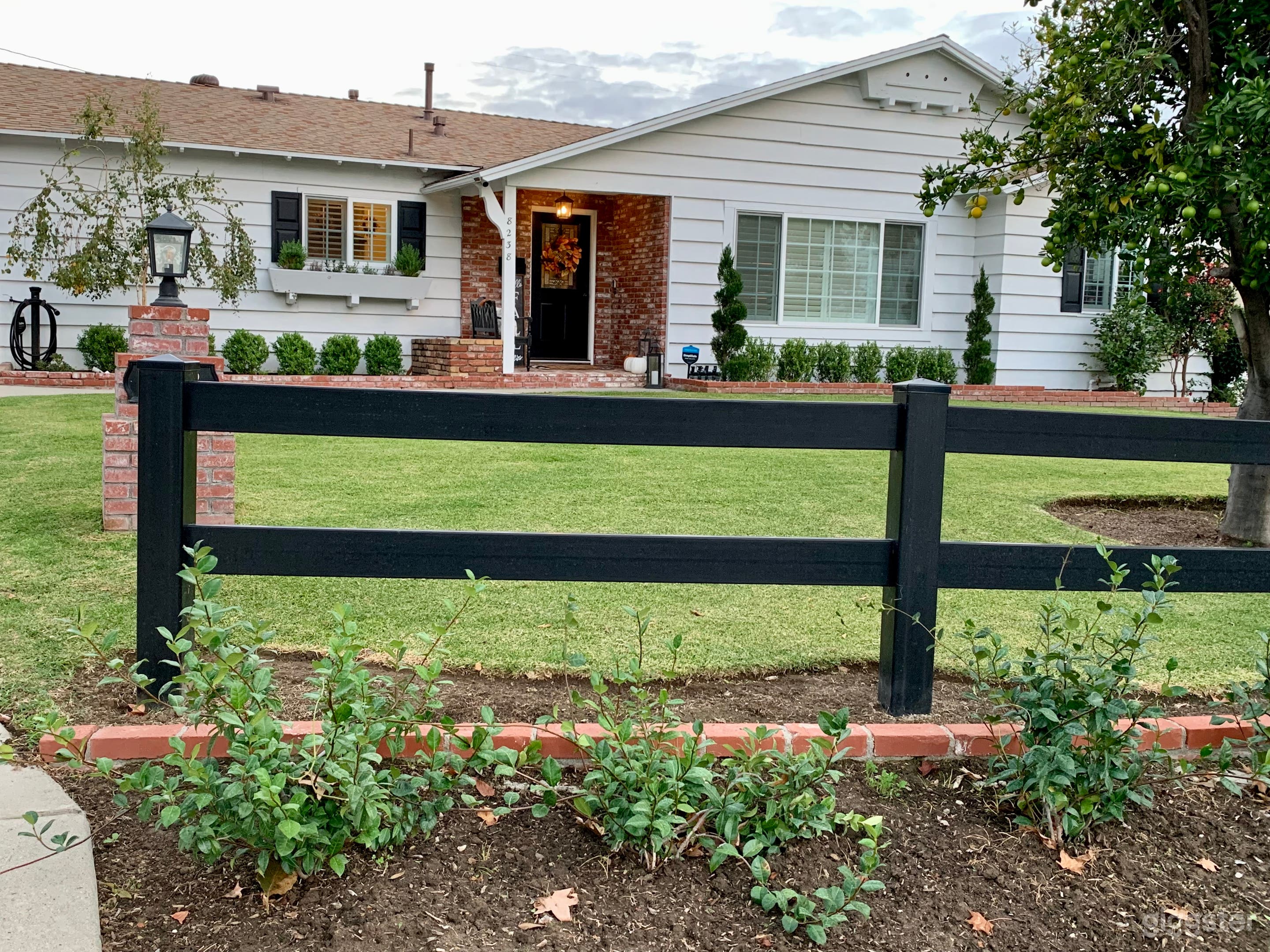 Ranch style suburban home w/ lush green backyard Photo 2