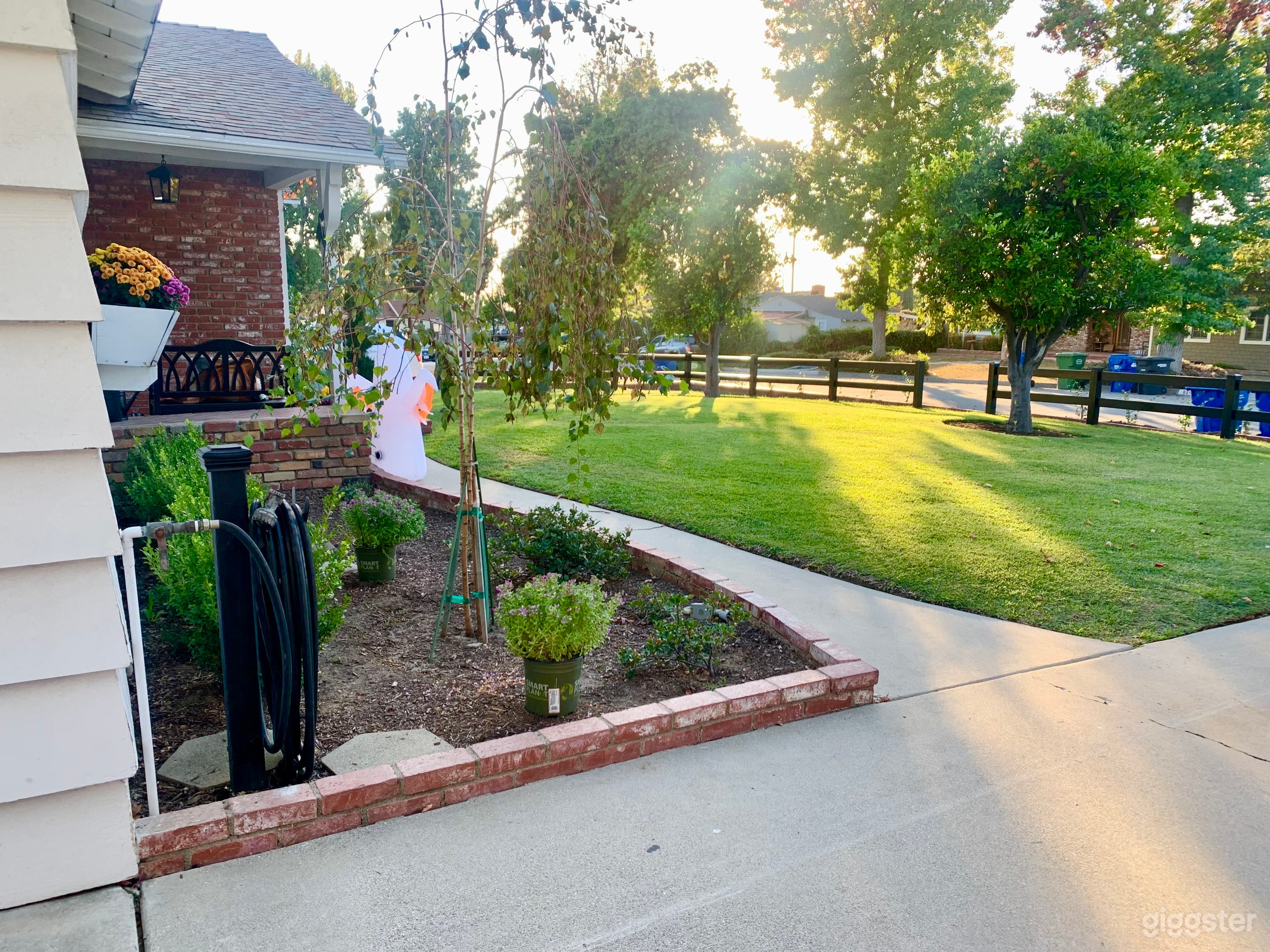 Ranch style suburban home w/ lush green backyard Photo 1