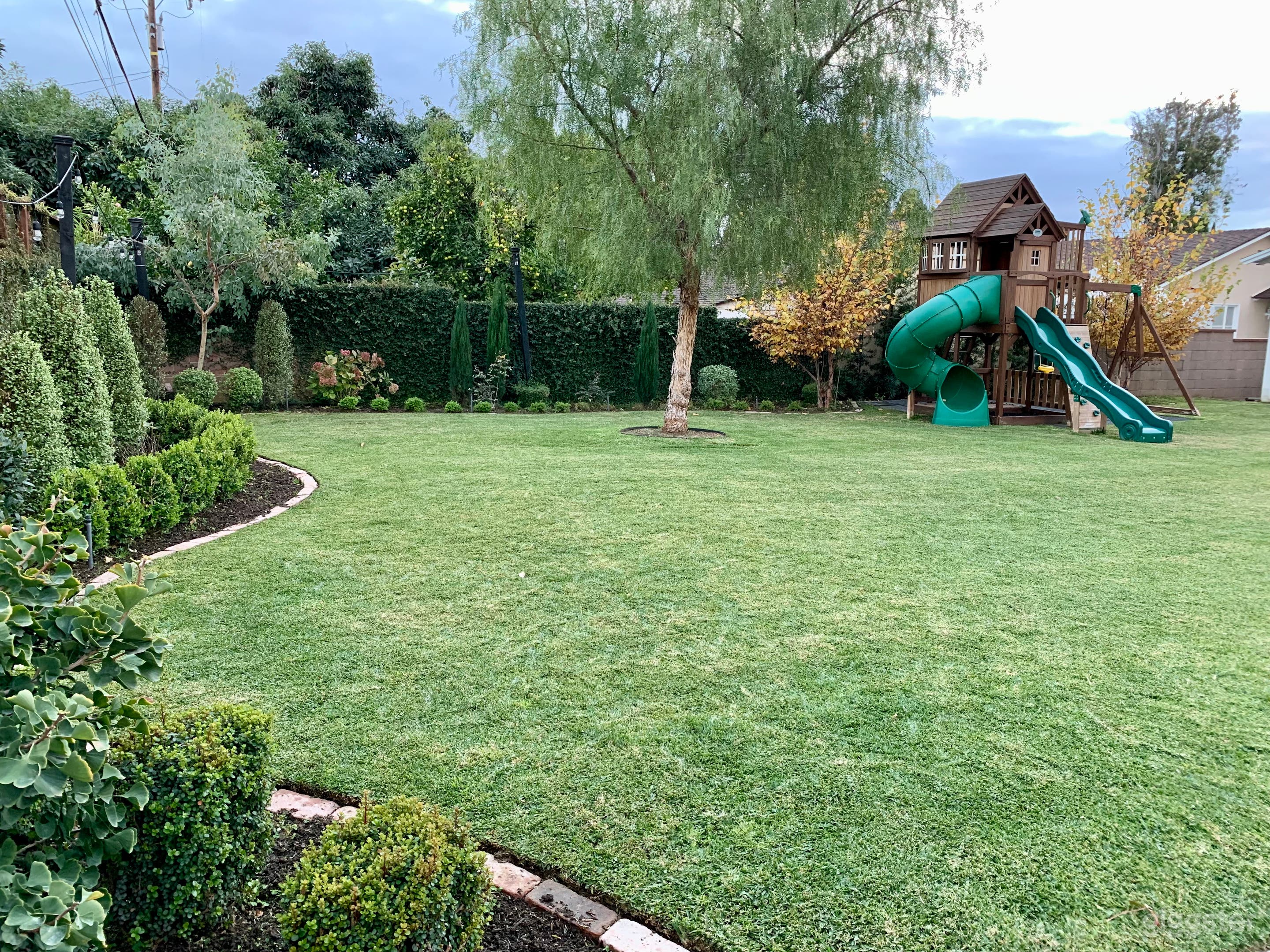 Ranch style suburban home w/ lush green backyard Photo 3
