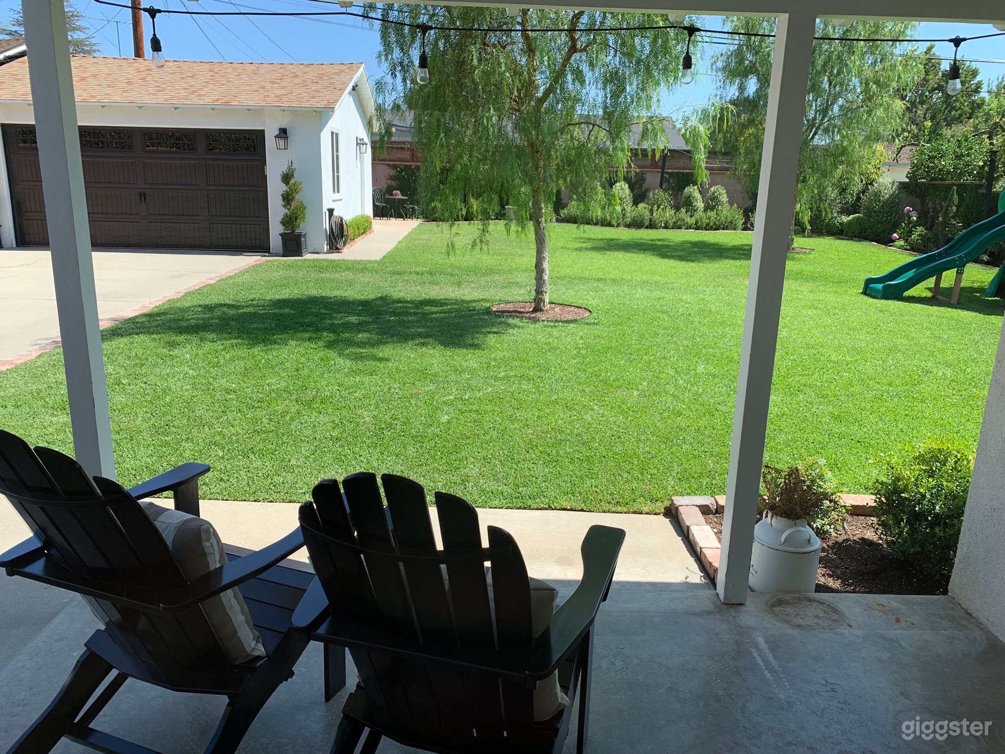 Ranch style suburban home w/ lush green backyard Photo 4