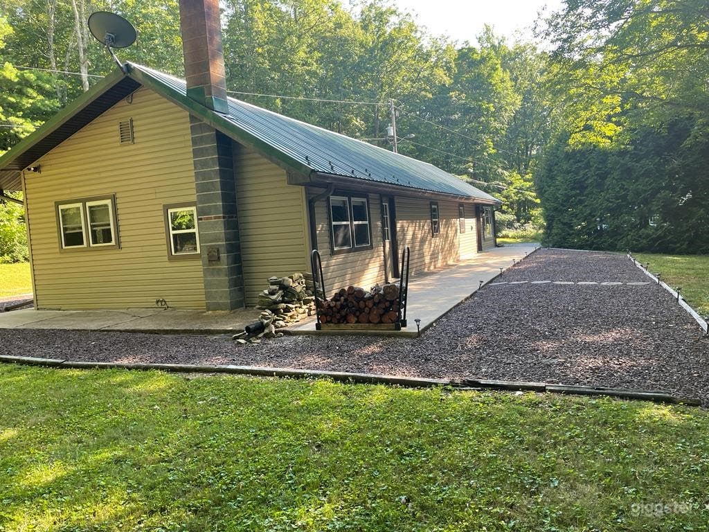Mountain Cabin Alongside the Woods Photo 4