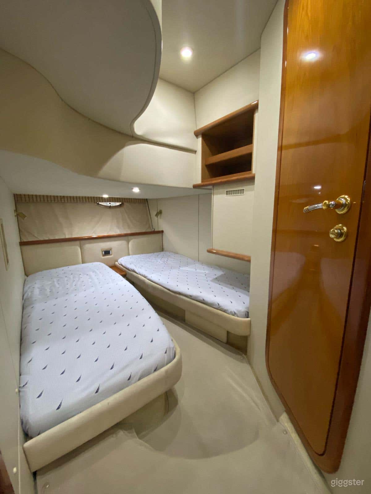 Remarkable 45FT SEA RAY SUNSEEKER Party Yacht Space Events  Photo 4