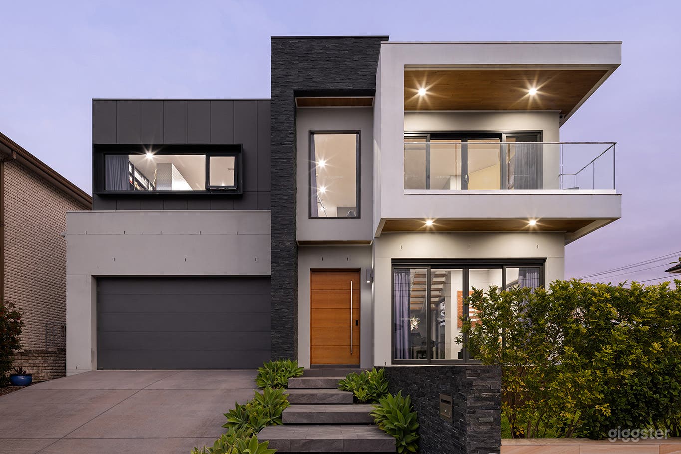 Expansive Water View Large luxury Modern house  Photo 1