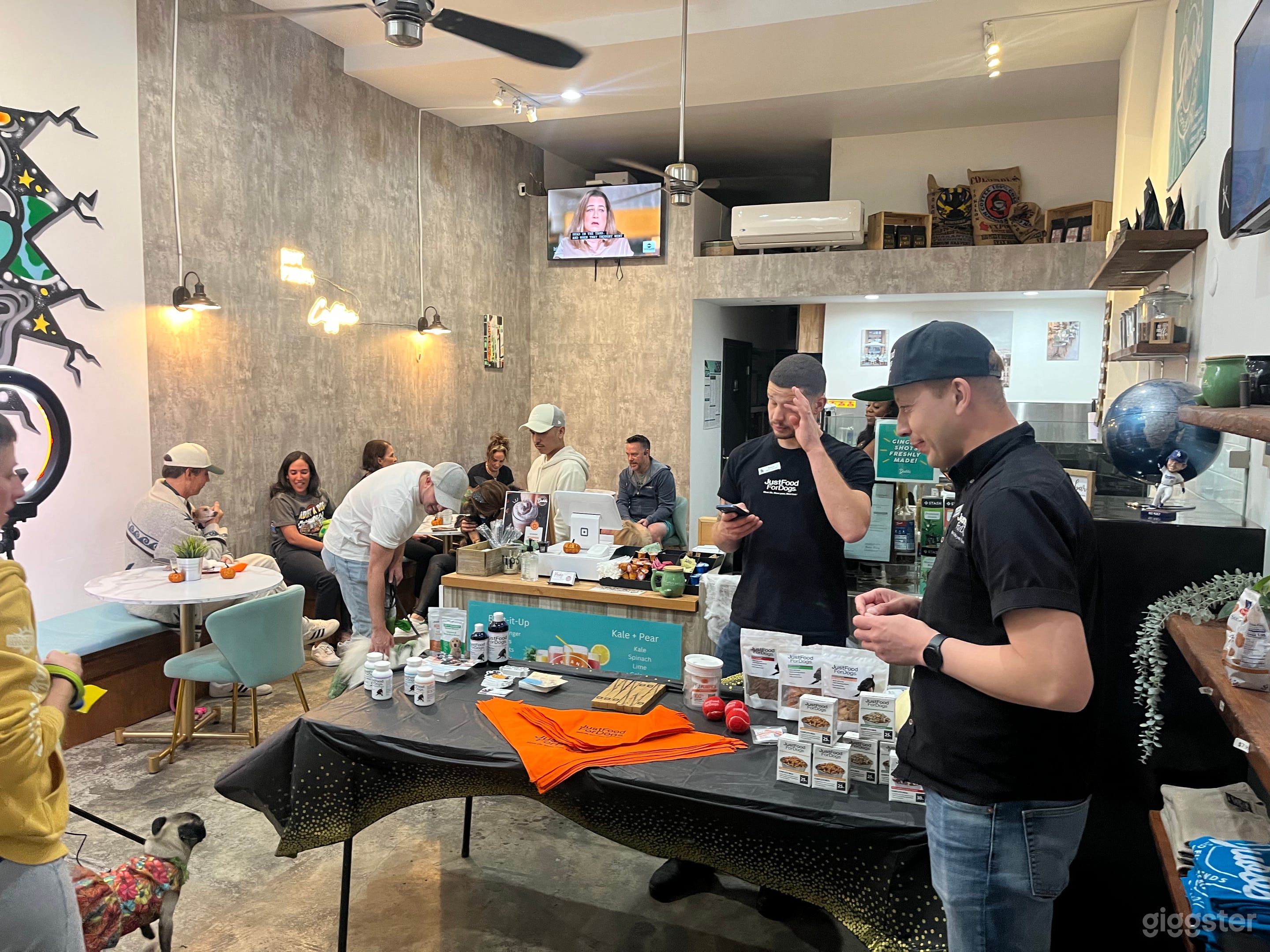 Urban coffee shop Photo 3