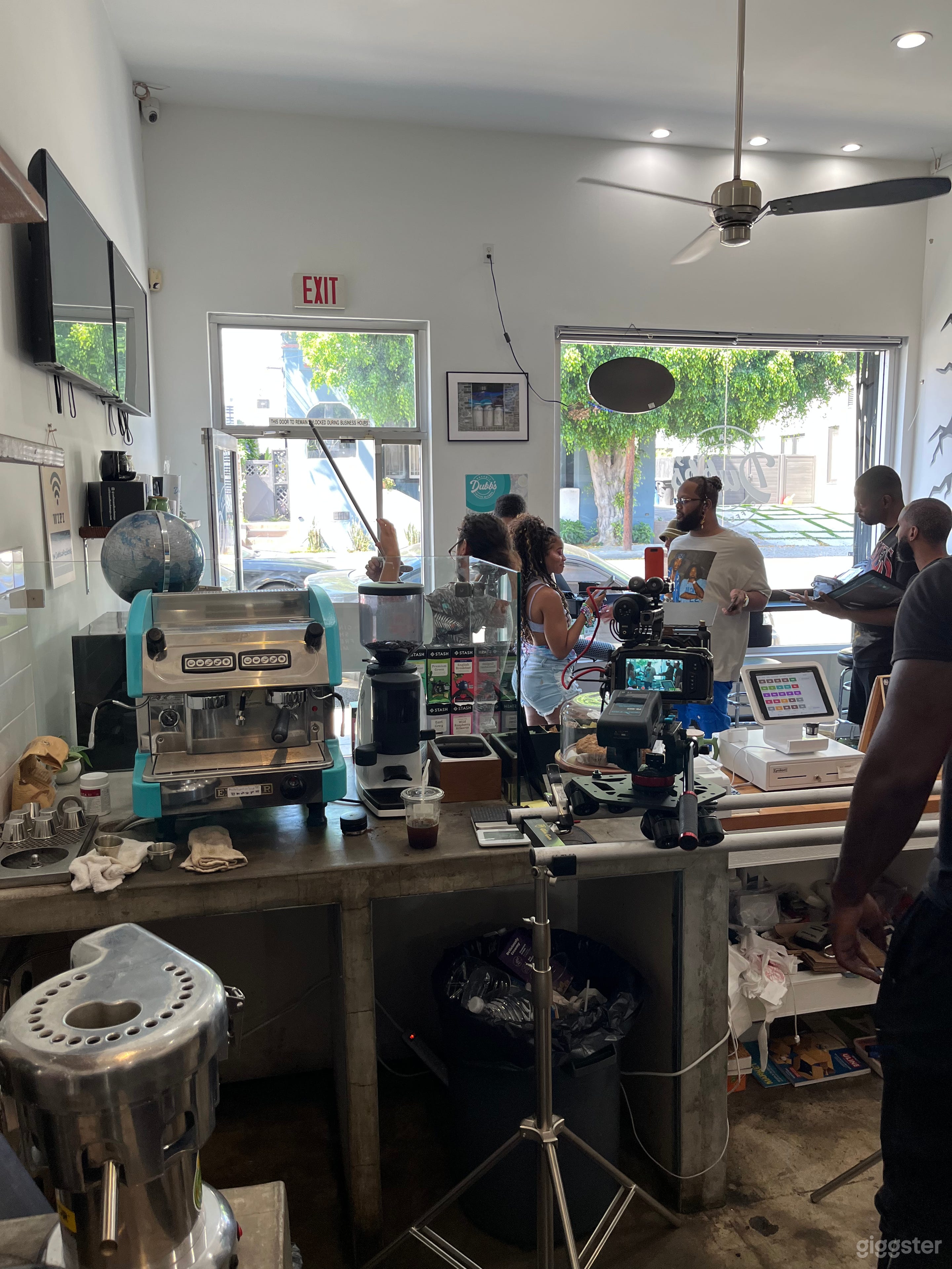 Urban coffee shop Photo 4