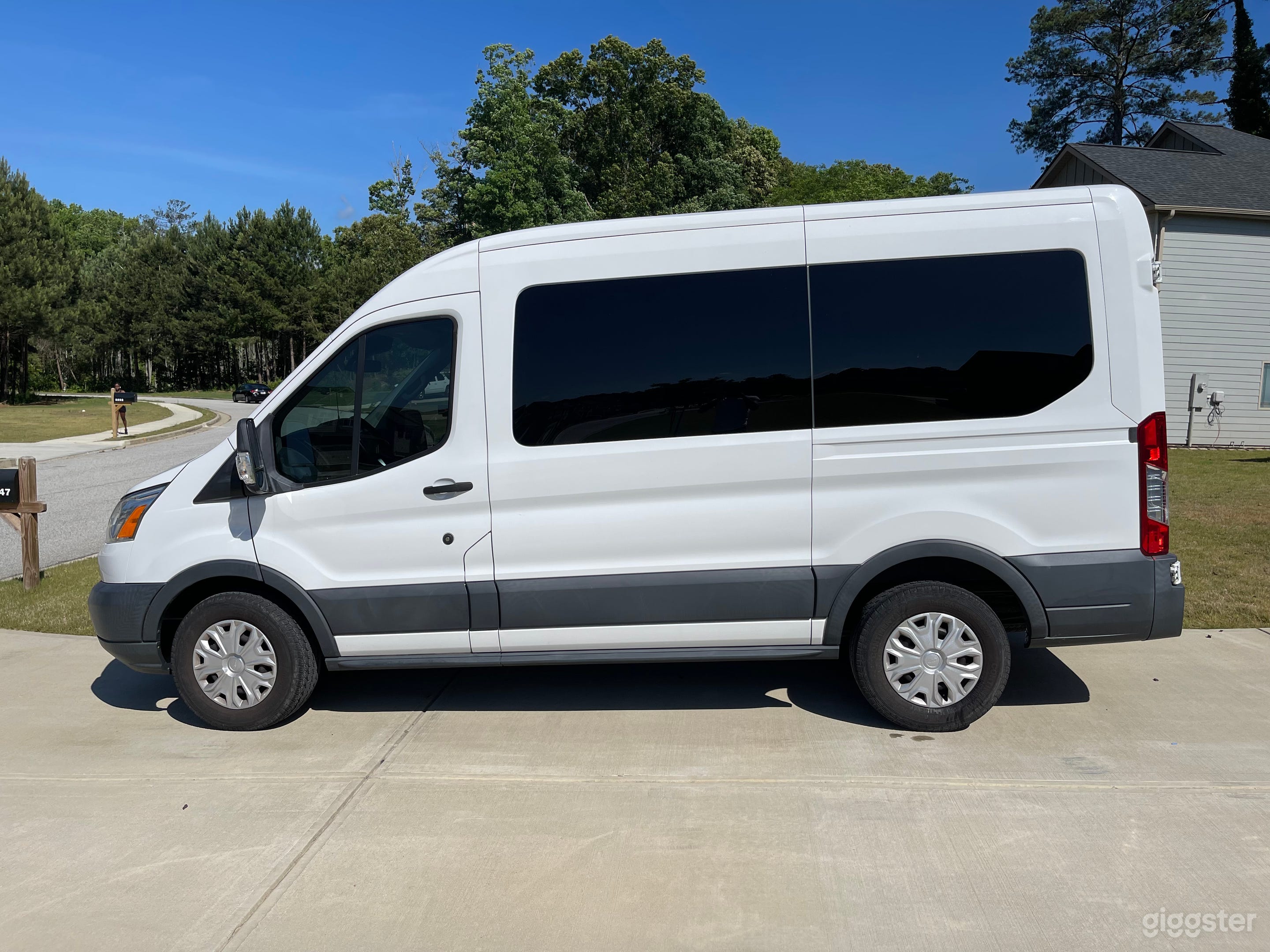 Clean Mid-Roof Transit Van – 6ft Standing Headroom for Crews Photo 2