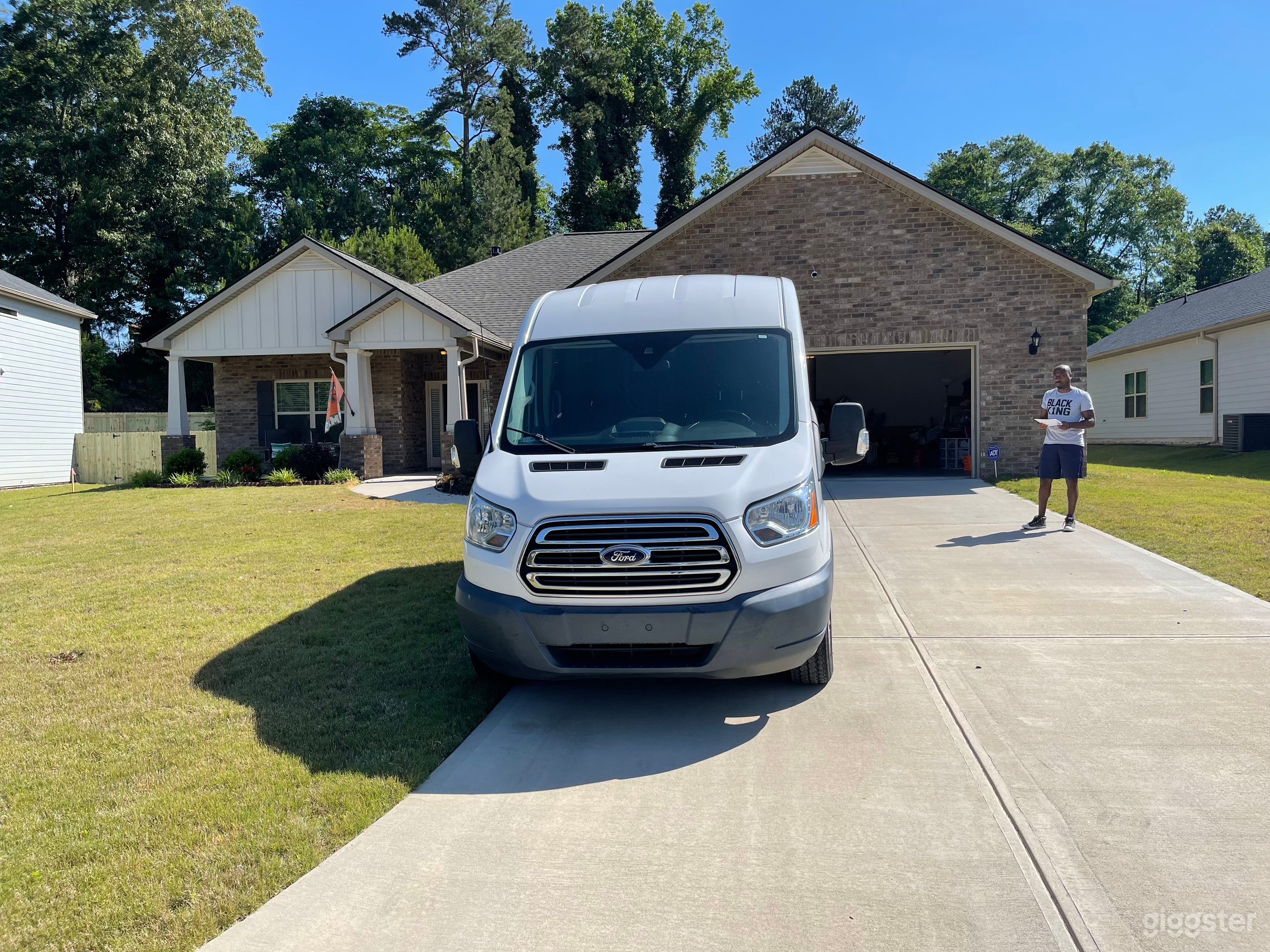 Clean Mid-Roof Transit Van – 6ft Standing Headroom for Crews Photo 3