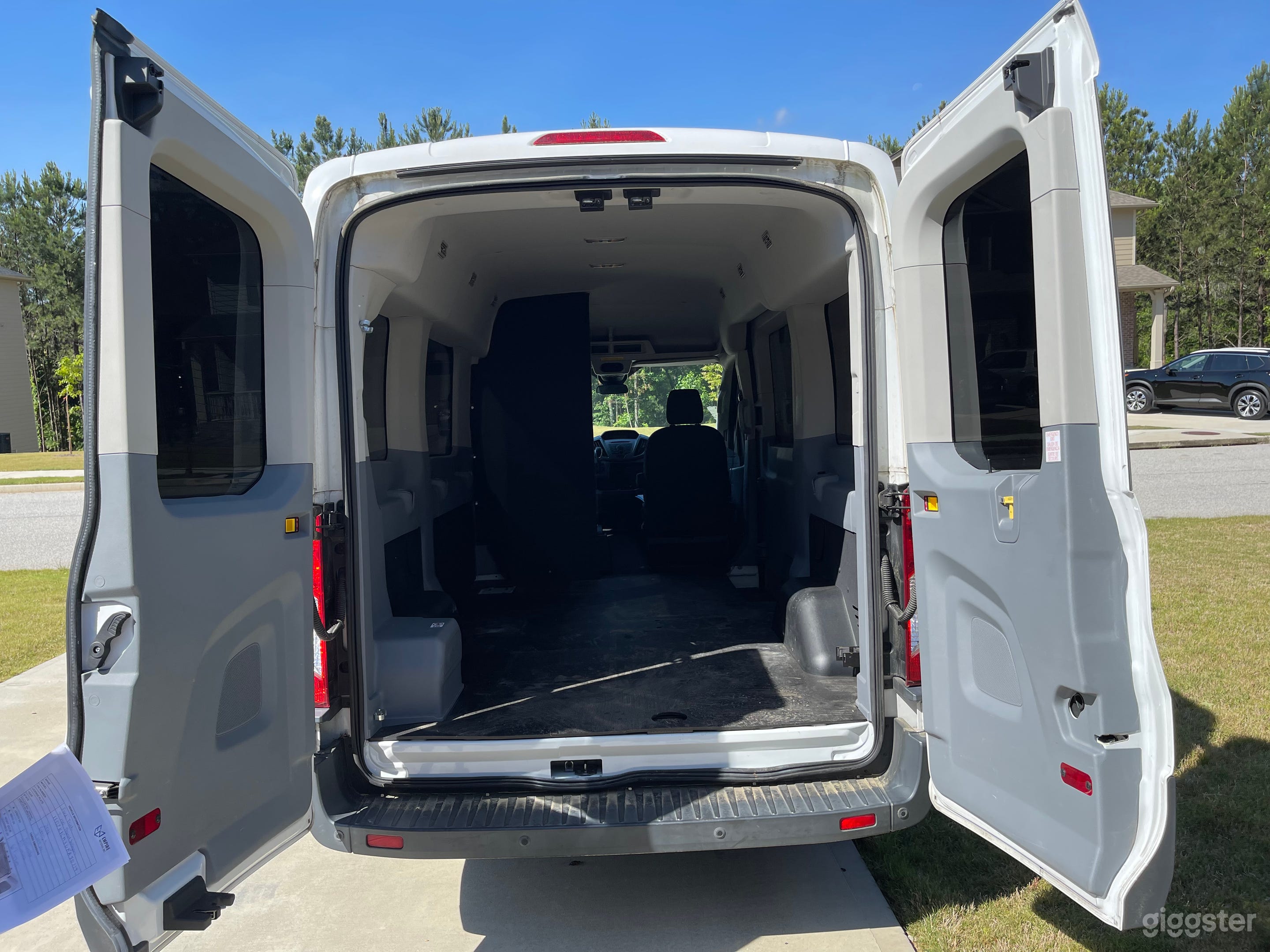 Clean Mid-Roof Transit Van – 6ft Standing Headroom for Crews Photo 4