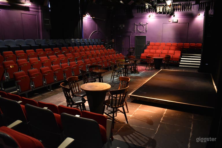  Interior con asientos de cabaret 