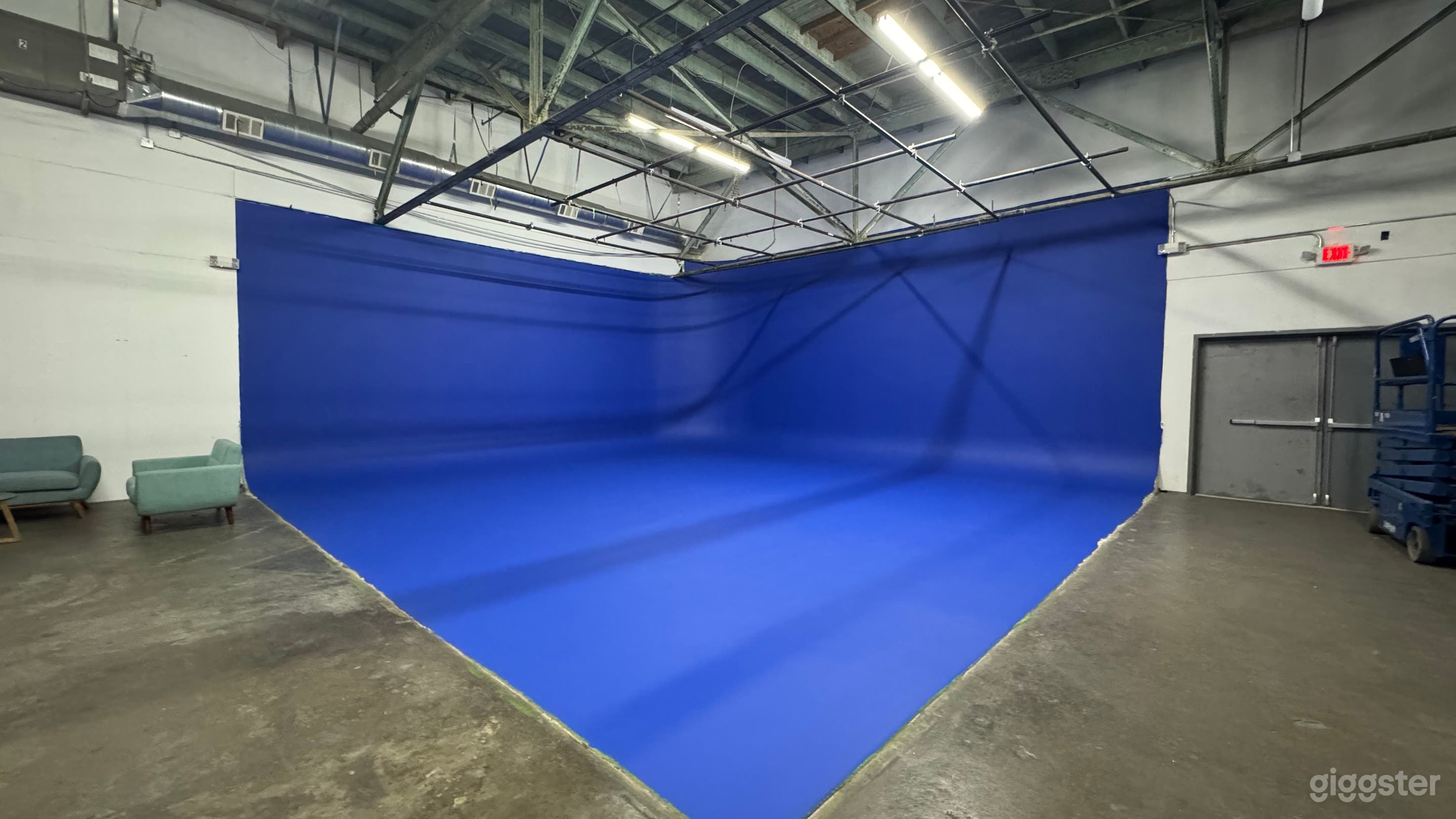 Chroma Blue Cyc Stage in LA Warehouse Film Studio Photo 4