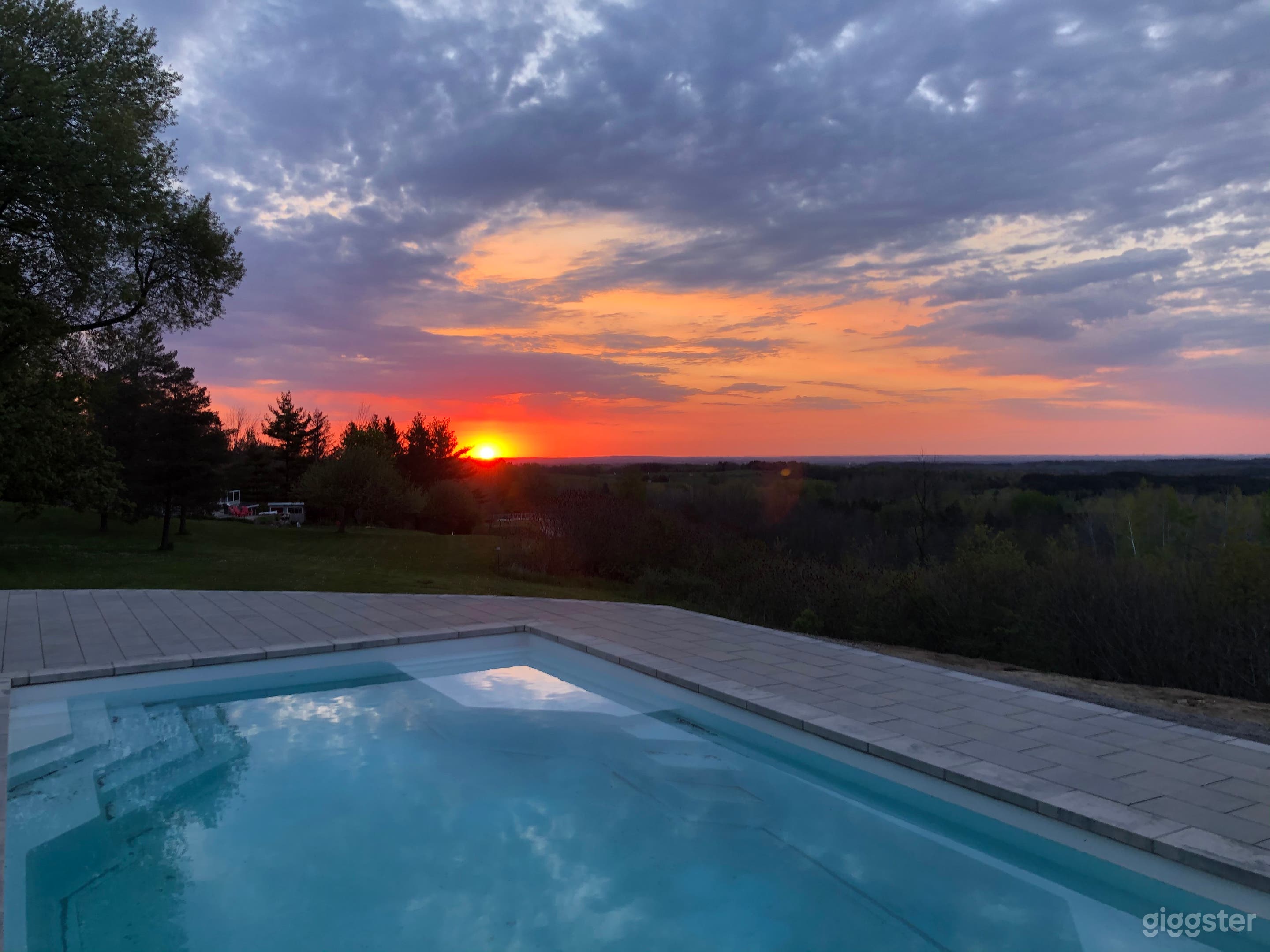 Country property with panoramic Toronto skyline view! Photo 1