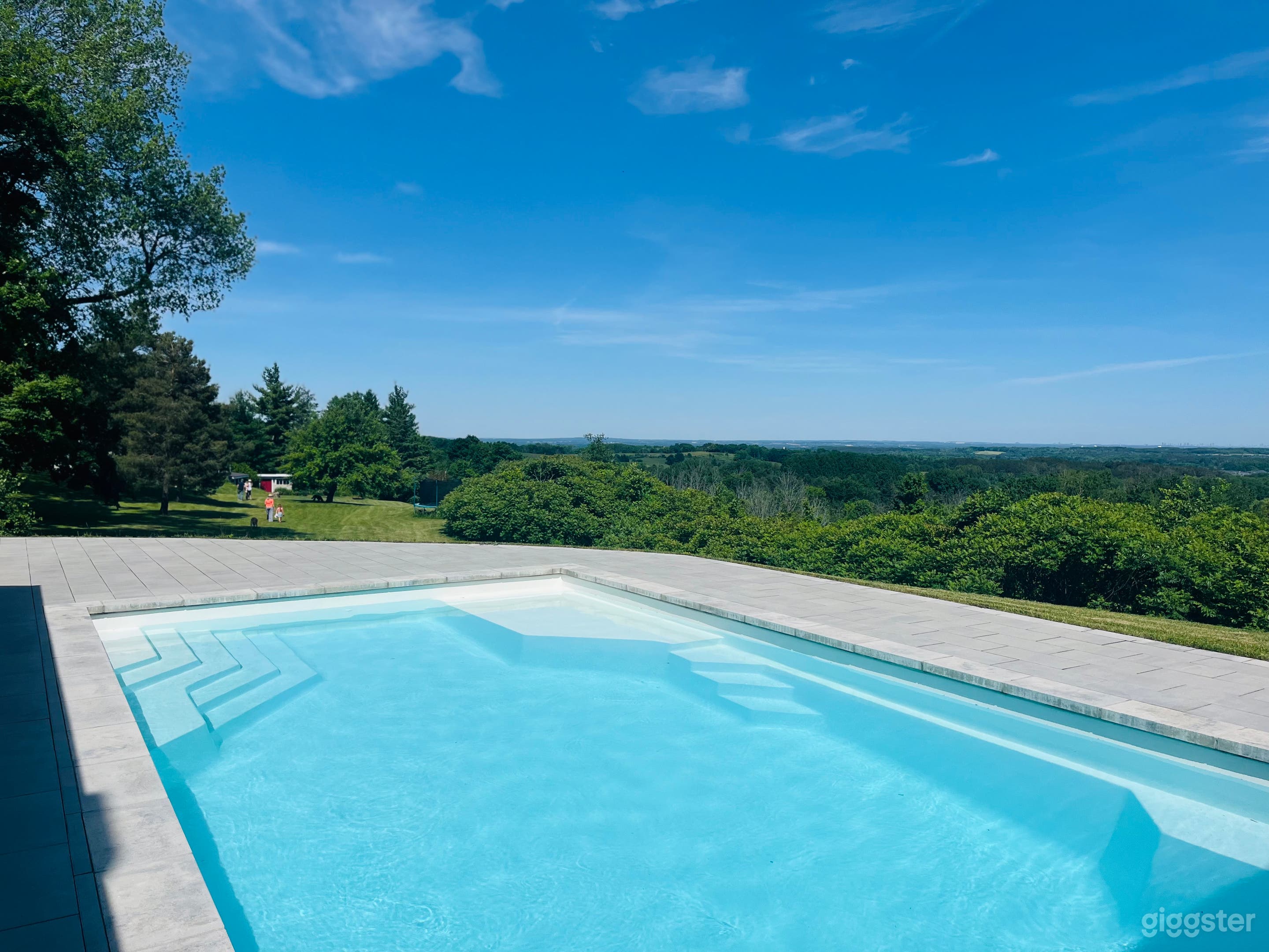 Country property with panoramic Toronto skyline view! Photo 2