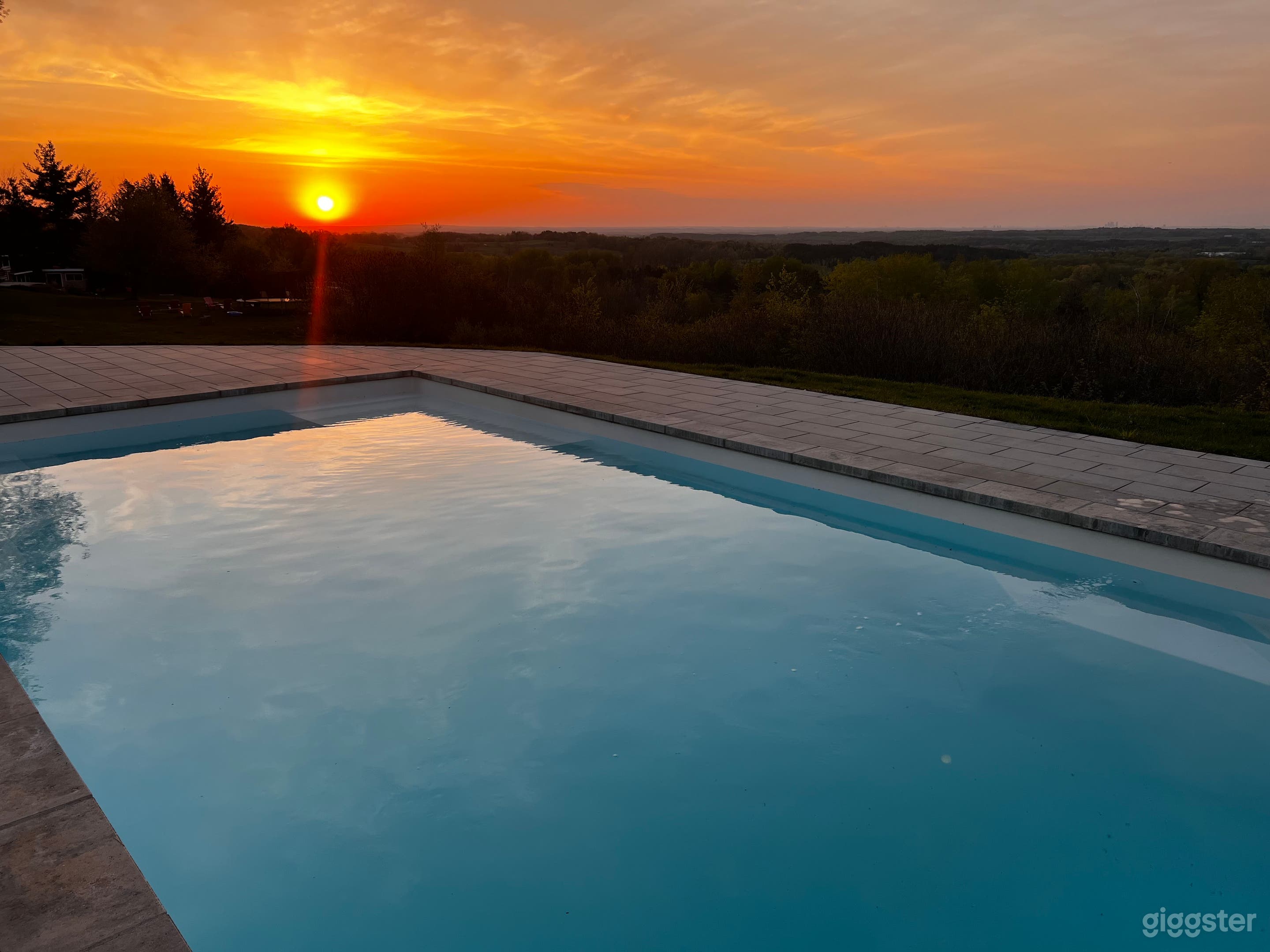 Country property with panoramic Toronto skyline view! Photo 3