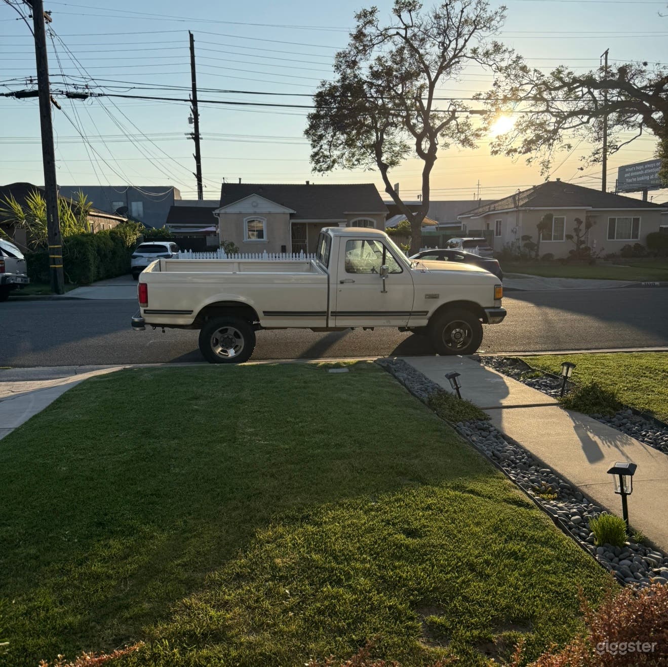 1990 Cream Ford F-250 Lariat in Hollywood Photo 1