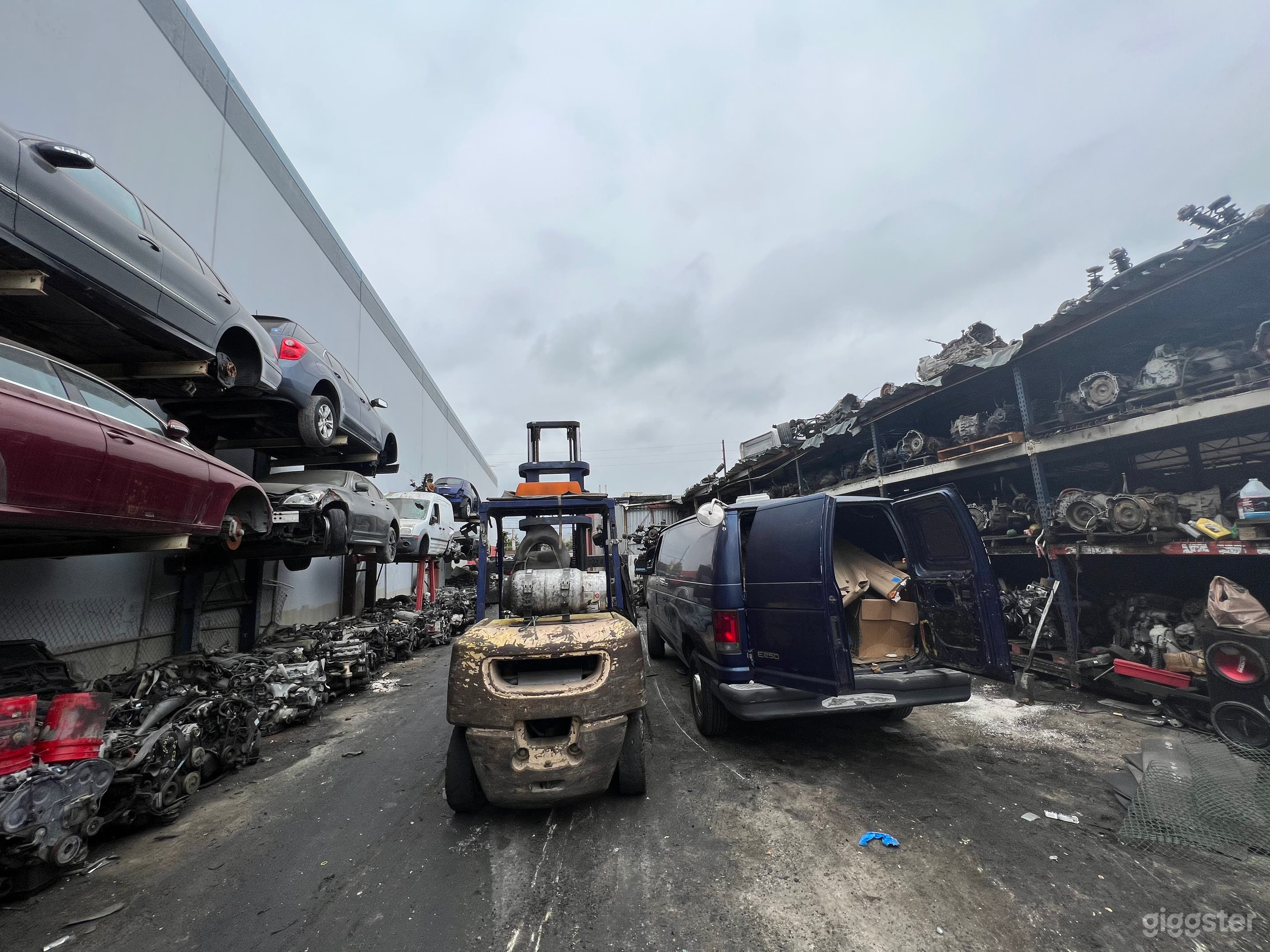 Huge Junkyard for filming Photo 4
