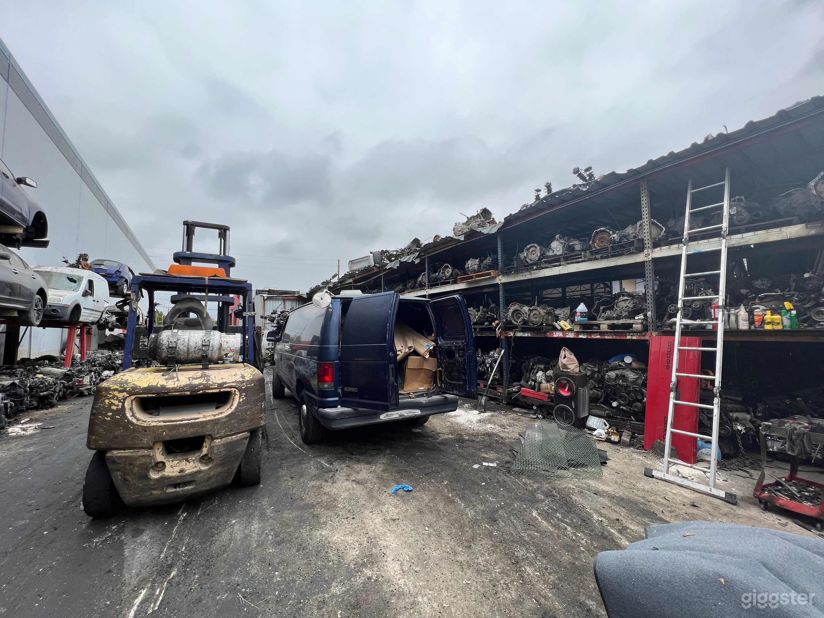 Huge Junkyard for filming Photo 3
