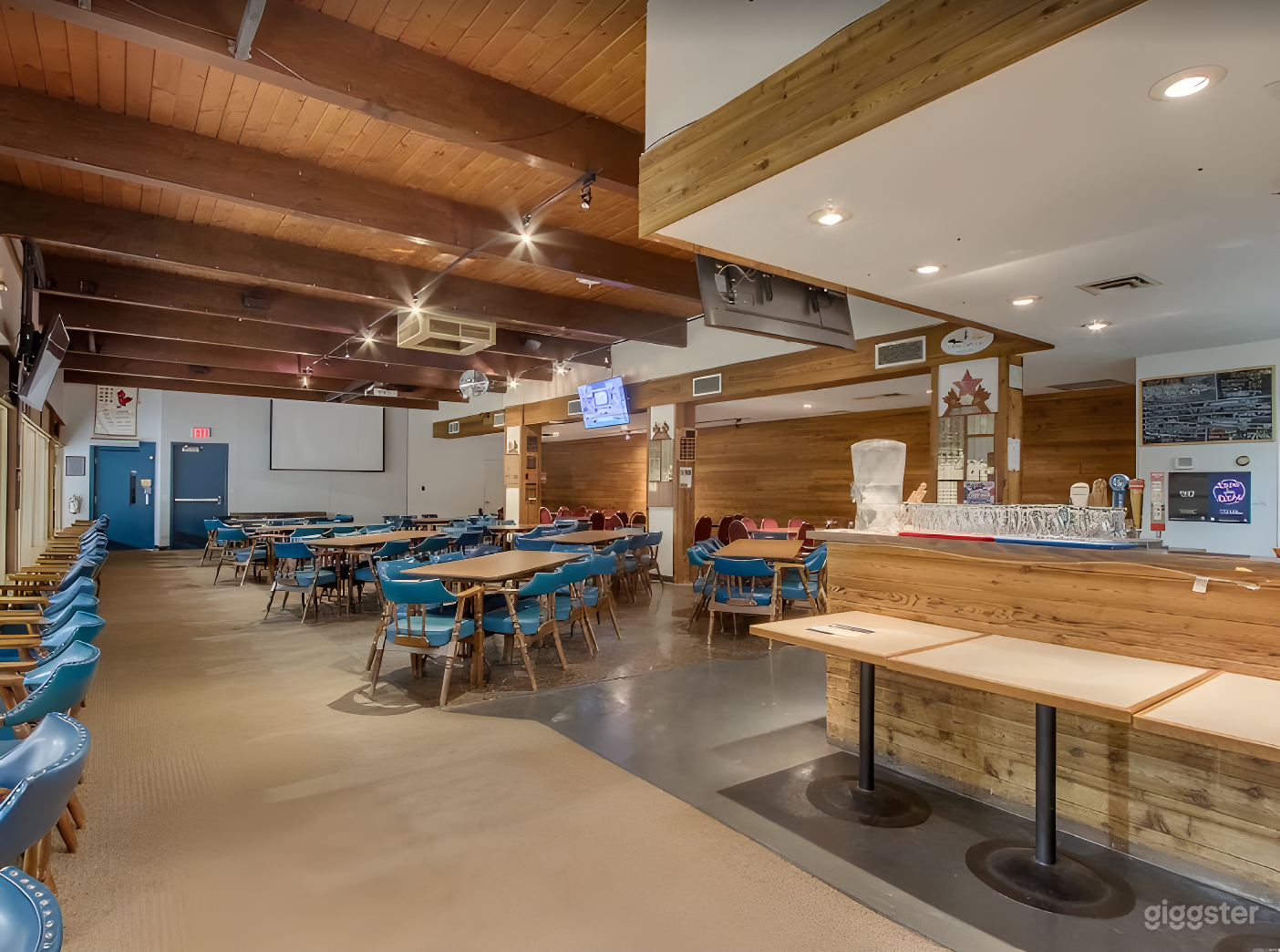 Charming Vintage Lounge Photo 1