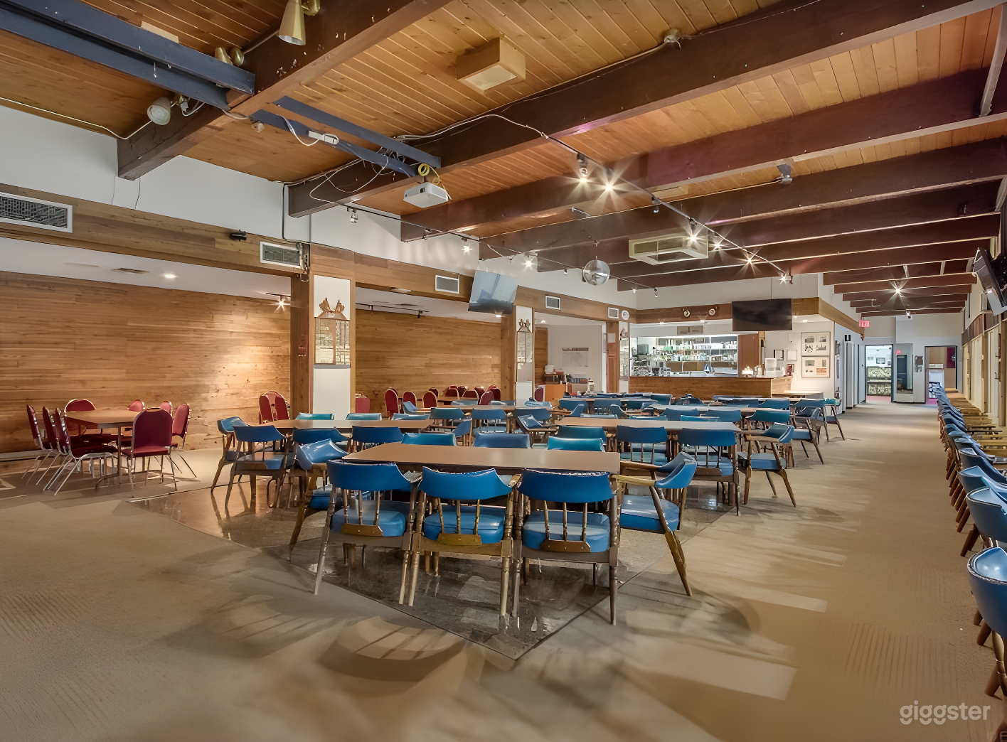 Charming Vintage Lounge Photo 2