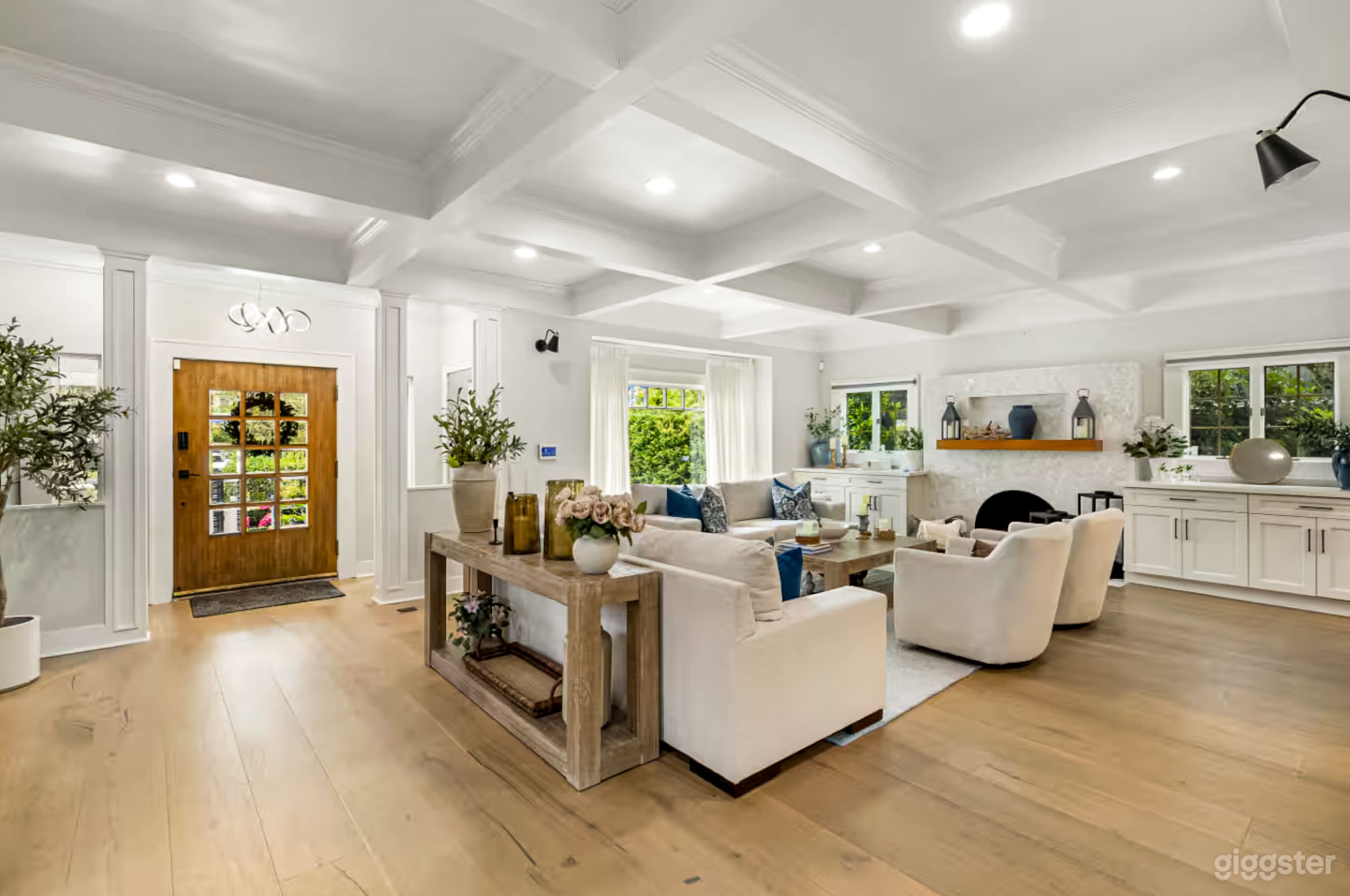 Aesthetic Modern House with Clean Lines &amp; Natural Light Photo 2