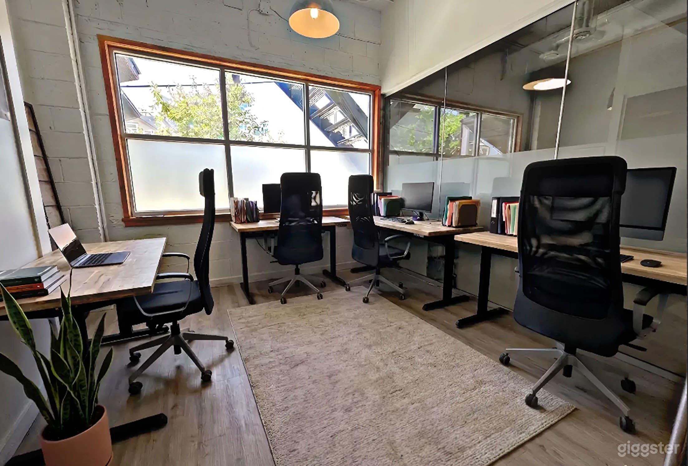 4-Person Office With Window Photo 2