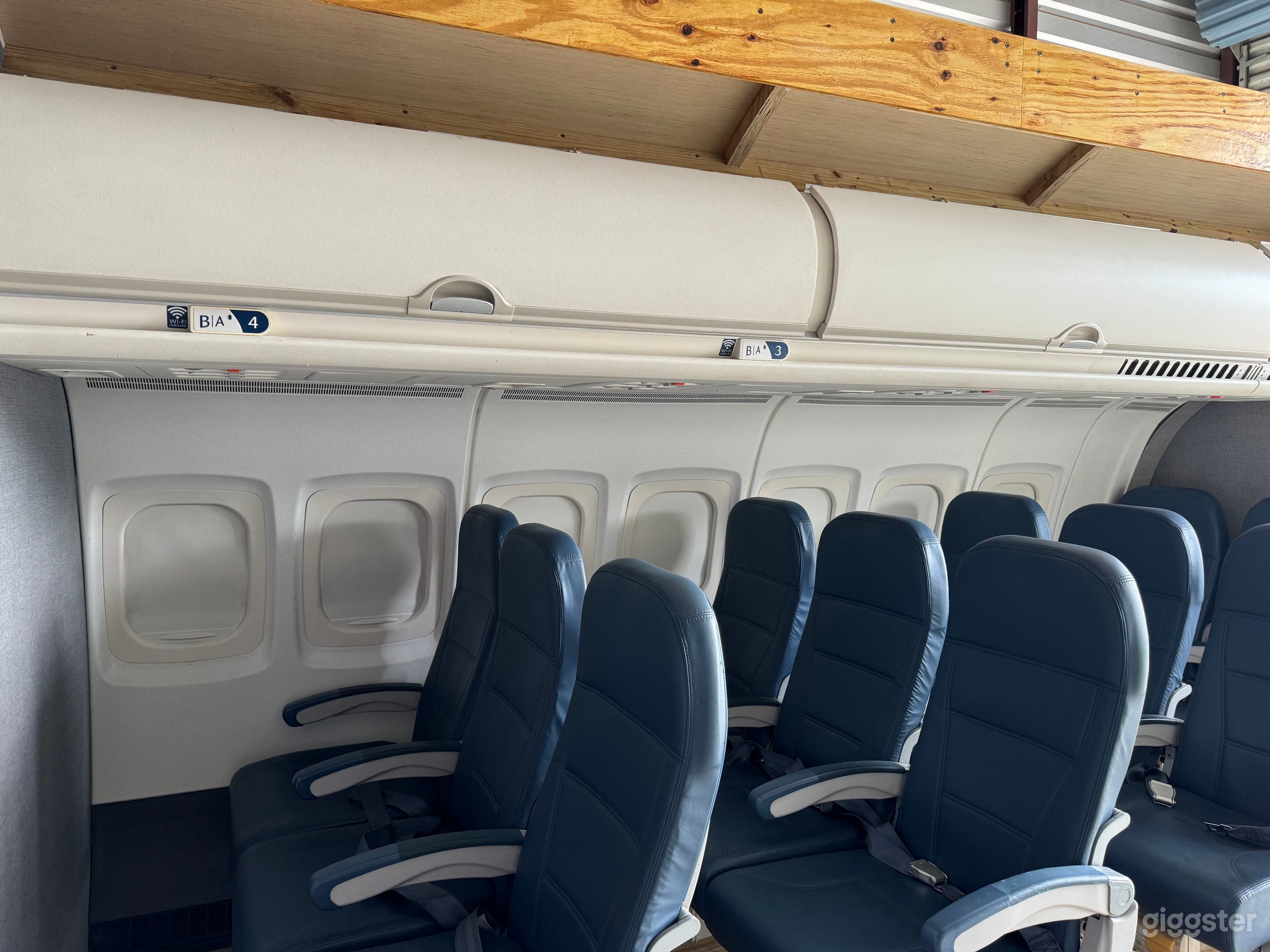 Amazing Realistic Airplane Set Photo 3